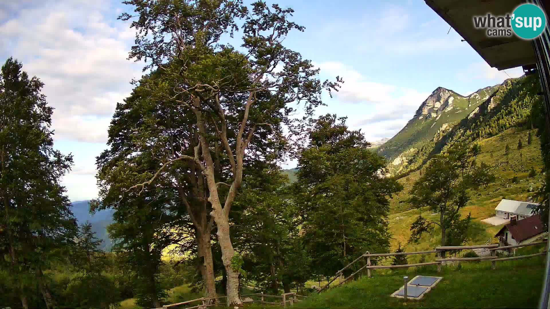 Baita di montagna Planina Razor webcam (1315) | vista su Tolminski Migovec