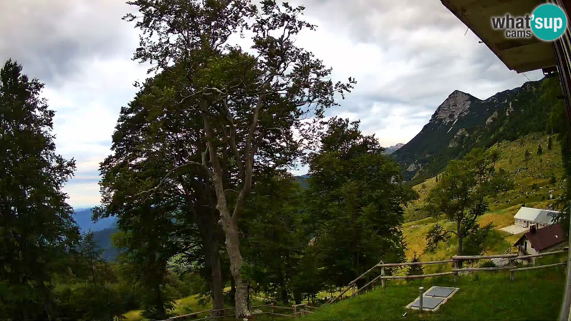Refuge de la montagne Planina Razor caméra en direct (1315) | vue sur Tolminski Migovec