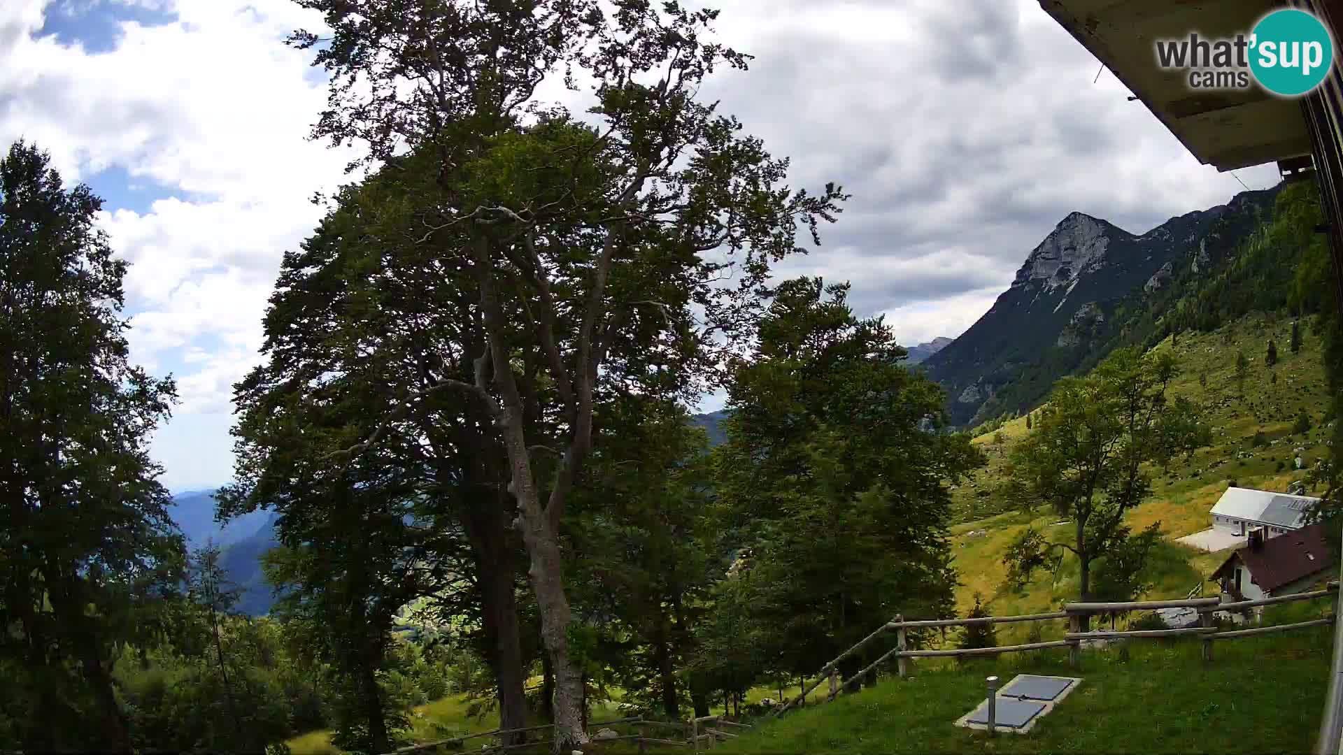 Baita di montagna Planina Razor webcam (1315) | vista su Tolminski Migovec