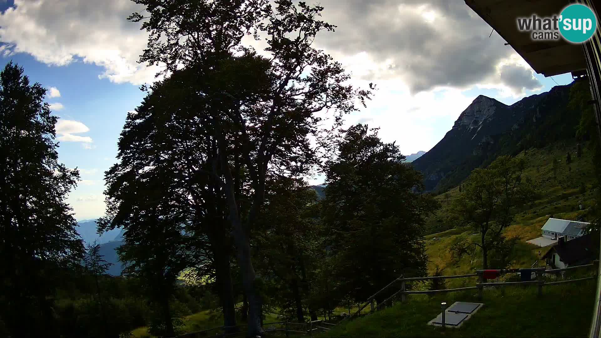 Baita di montagna Planina Razor webcam (1315) | vista su Tolminski Migovec