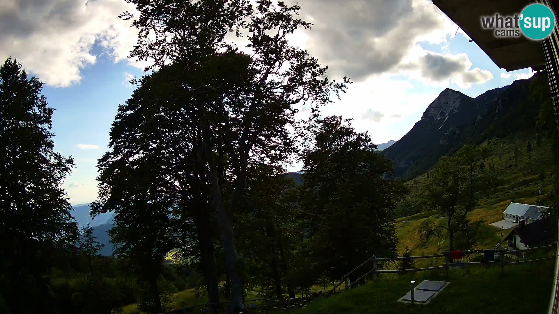 Baita di montagna Planina Razor webcam (1315) | vista su Tolminski Migovec