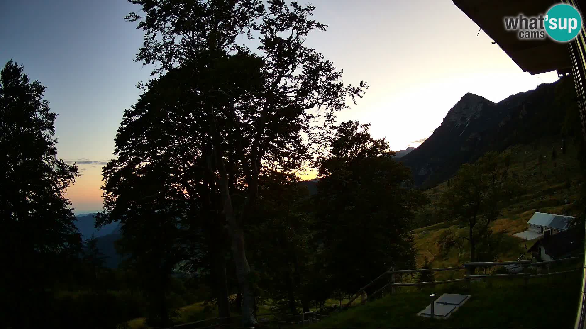 Baita di montagna Planina Razor webcam (1315) | vista su Tolminski Migovec