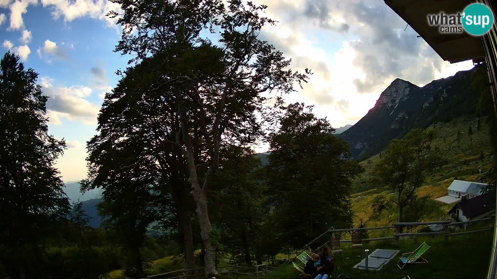 Cámara en vivo de la cabaña de montaña Planina Razor (1315) | vista hacia Tolminski Migovec