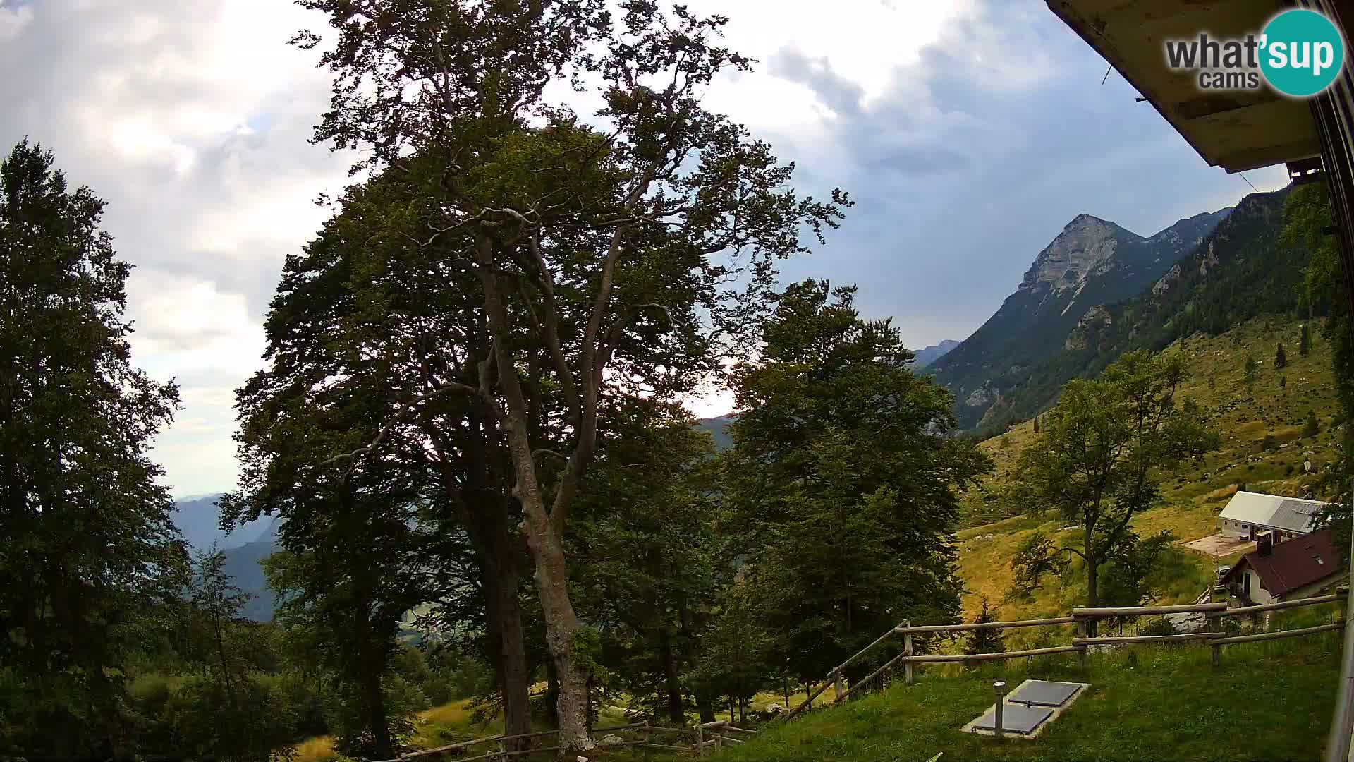 Cámara en vivo de la cabaña de montaña Planina Razor (1315) | vista hacia Tolminski Migovec