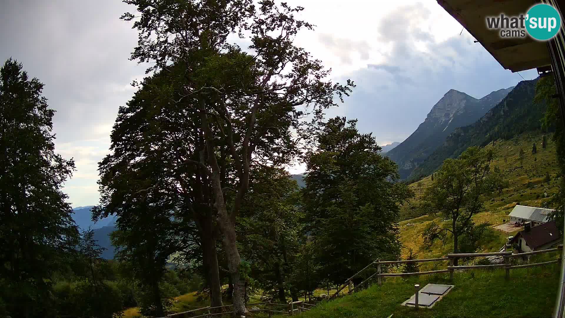 Cámara en vivo de la cabaña de montaña Planina Razor (1315) | vista hacia Tolminski Migovec