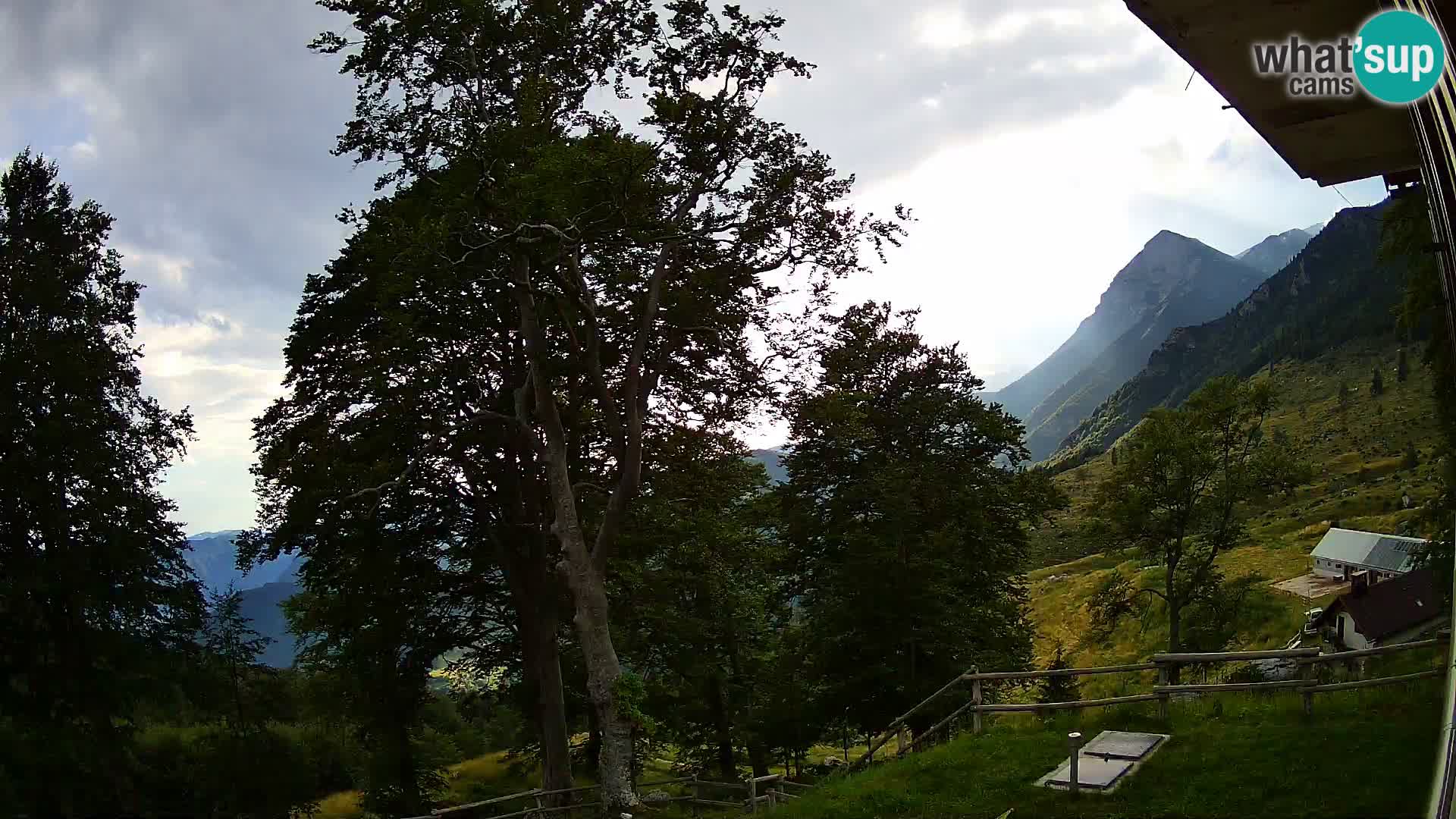 Cámara en vivo de la cabaña de montaña Planina Razor (1315) | vista hacia Tolminski Migovec