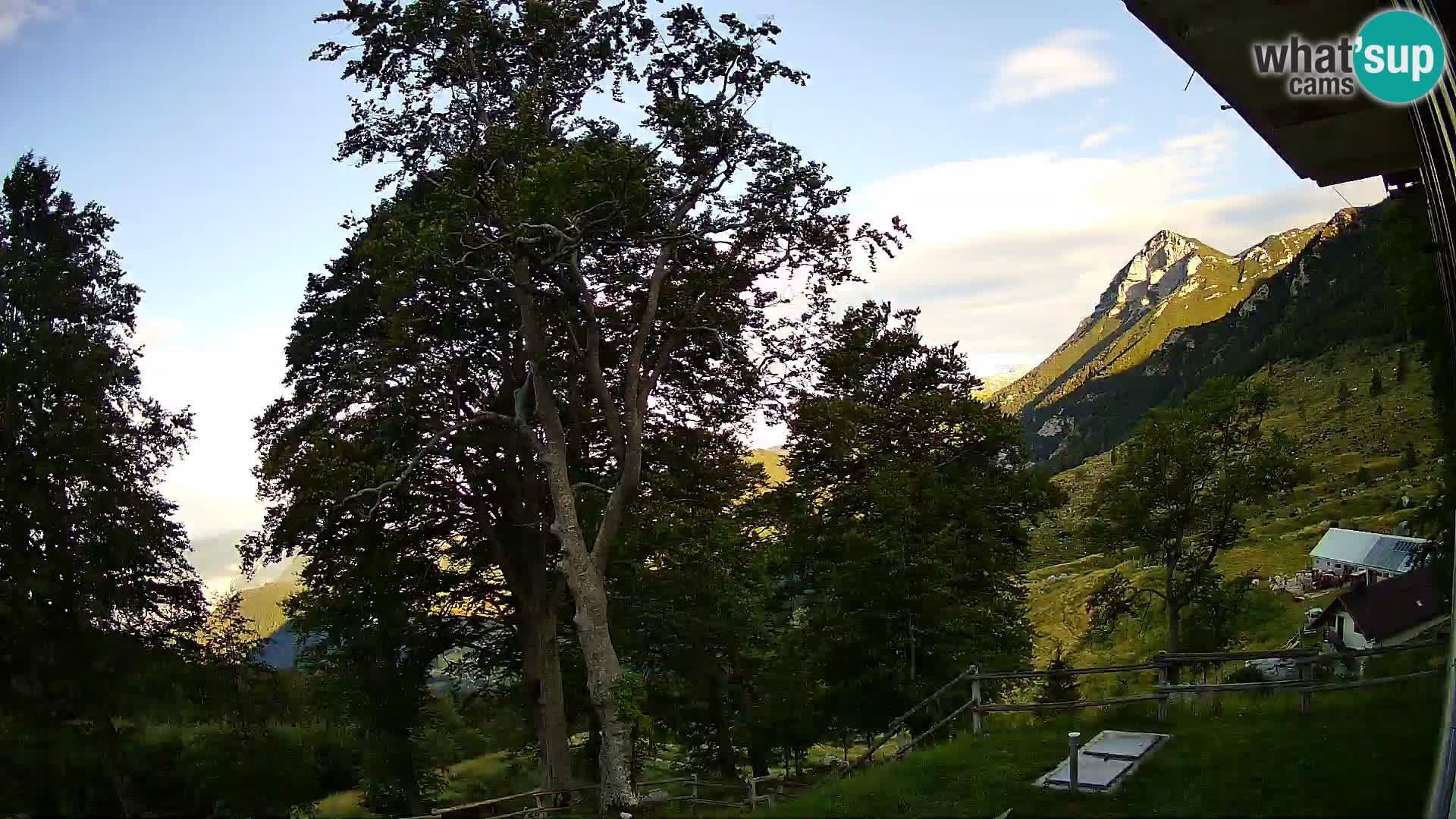 Koča na Planini Razor spletna kamera (1315) | Pogled na Tolminski Migovec
