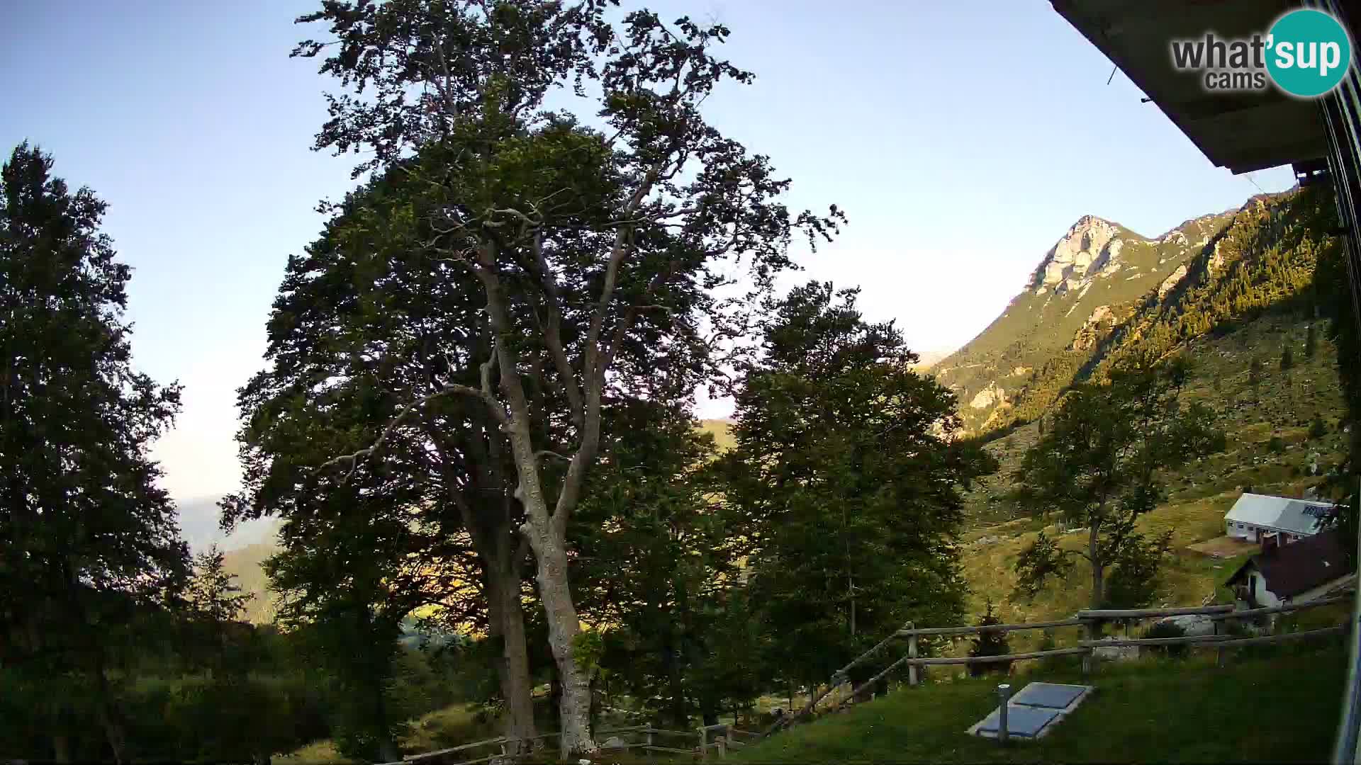 Cámara en vivo de la cabaña de montaña Planina Razor (1315) | vista hacia Tolminski Migovec