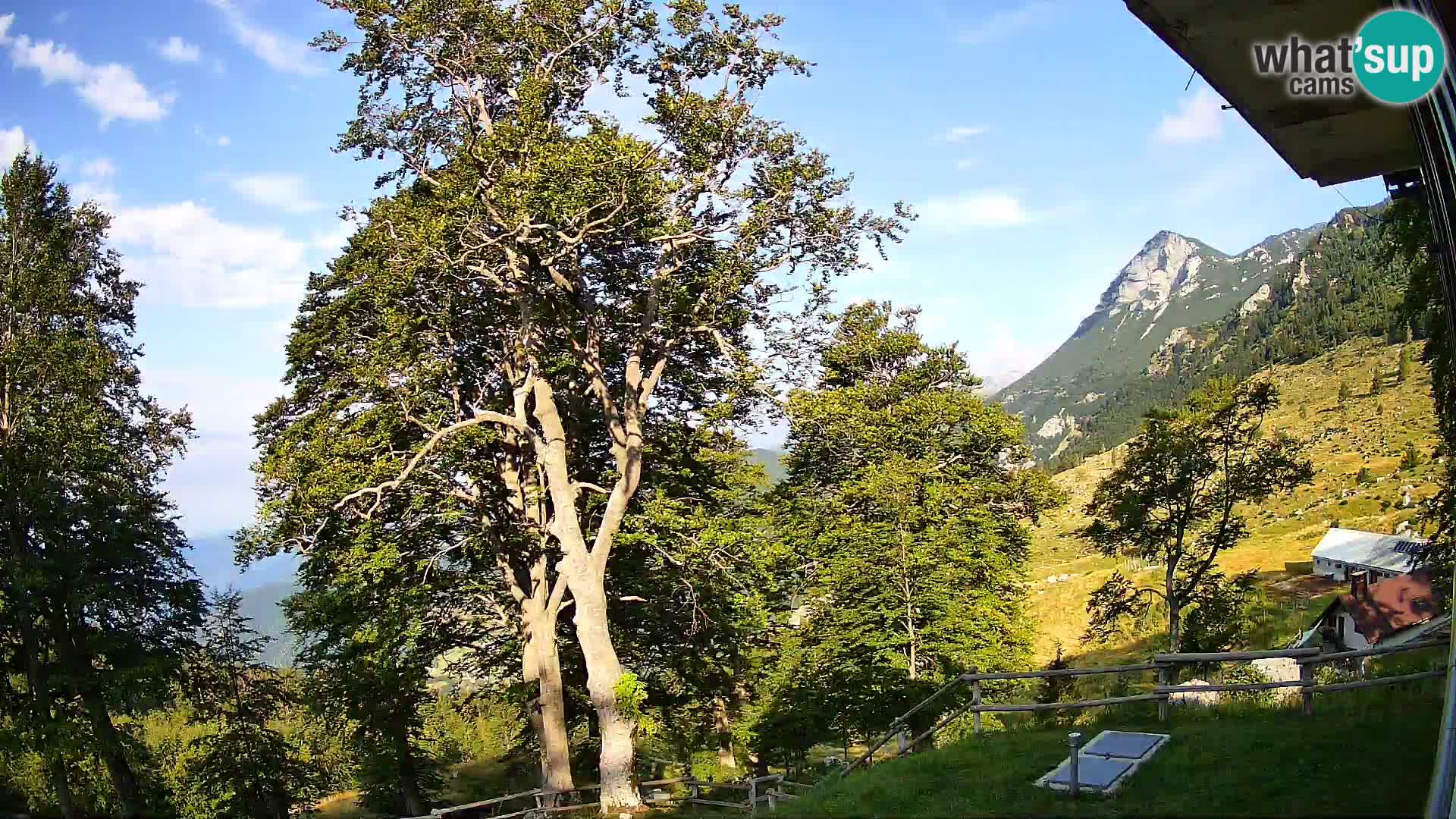 Planina Razor Mountain Hut live cam (1315) | view to Tolminski Migovec