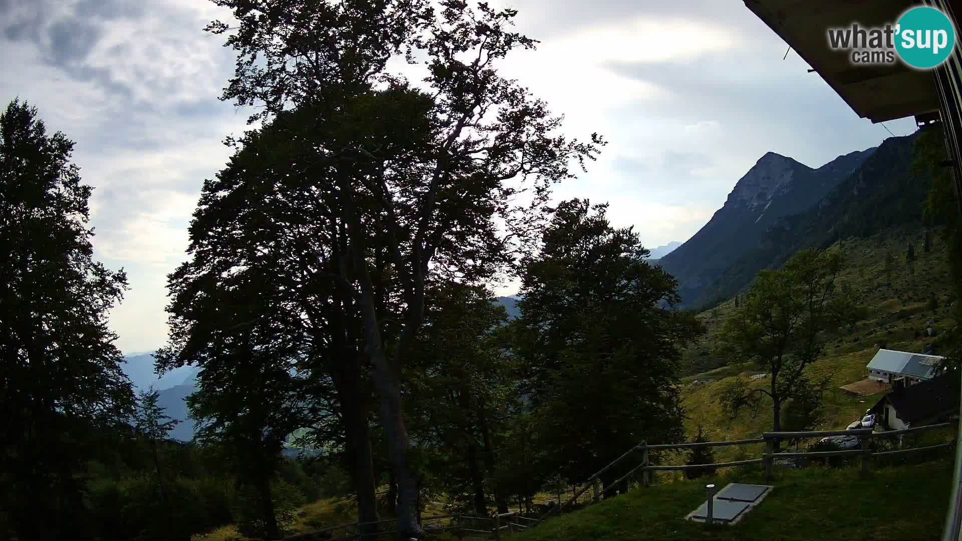 Cámara en vivo de la cabaña de montaña Planina Razor (1315) | vista hacia Tolminski Migovec