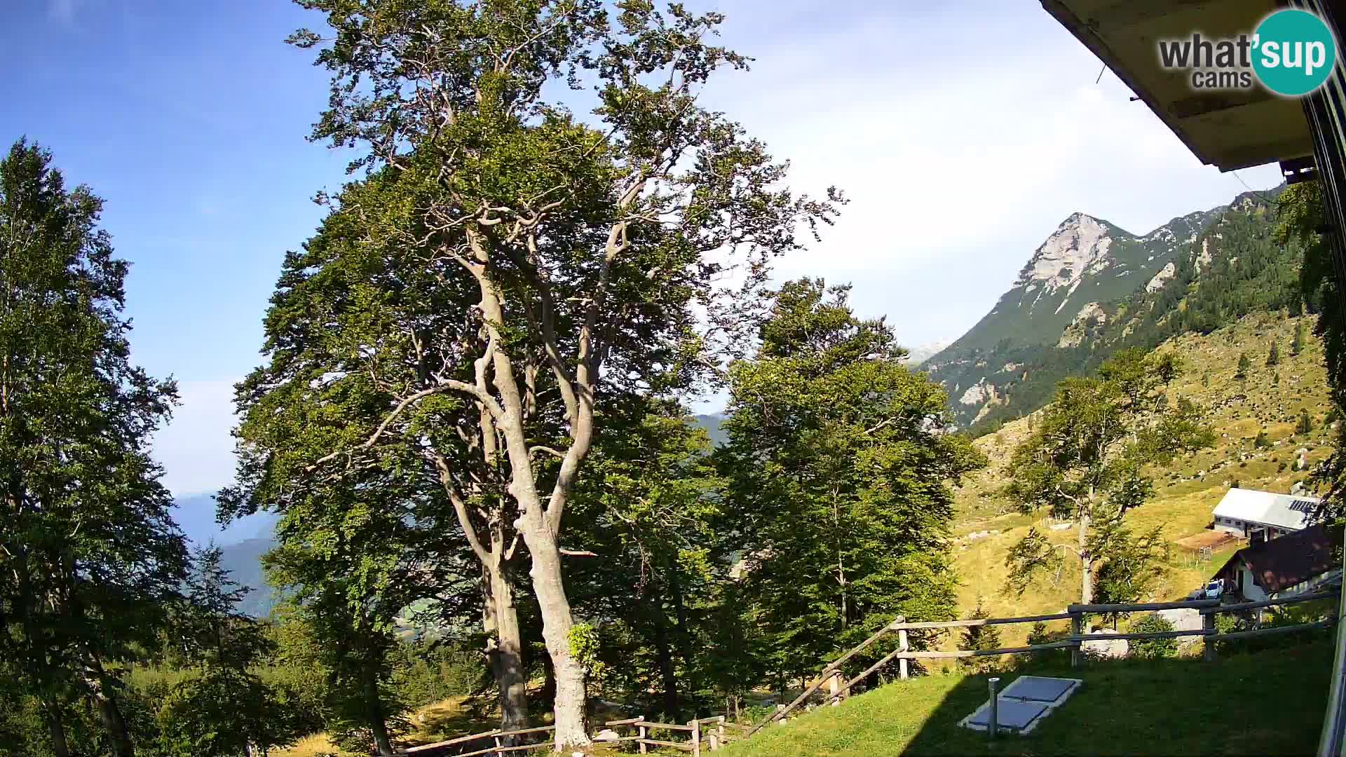 Cámara en vivo de la cabaña de montaña Planina Razor (1315) | vista hacia Tolminski Migovec