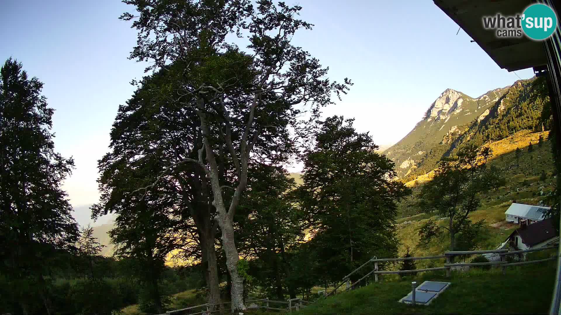 Planina Razor Bergütte Webcam (1315) | Blick auf Tolminski Migovec