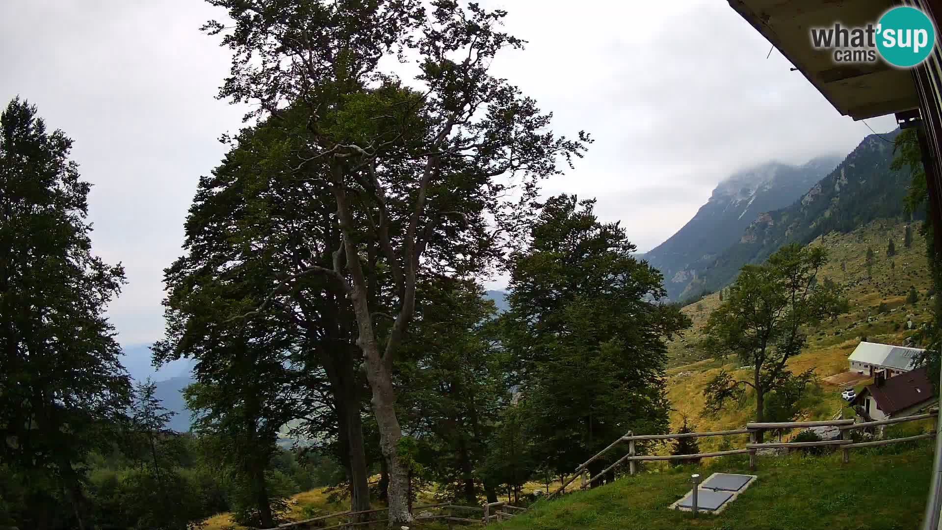 Cámara en vivo de la cabaña de montaña Planina Razor (1315) | vista hacia Tolminski Migovec