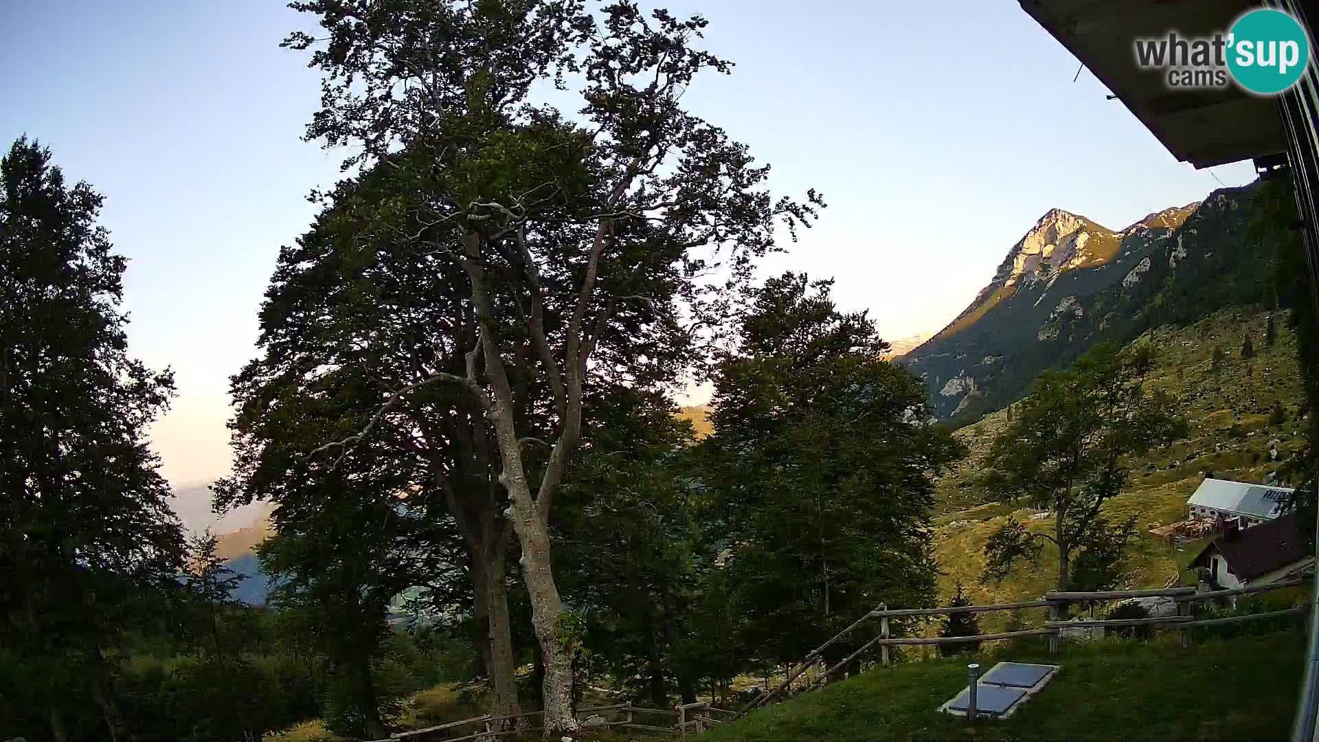 Baita di montagna Planina Razor webcam (1315) | vista su Tolminski Migovec