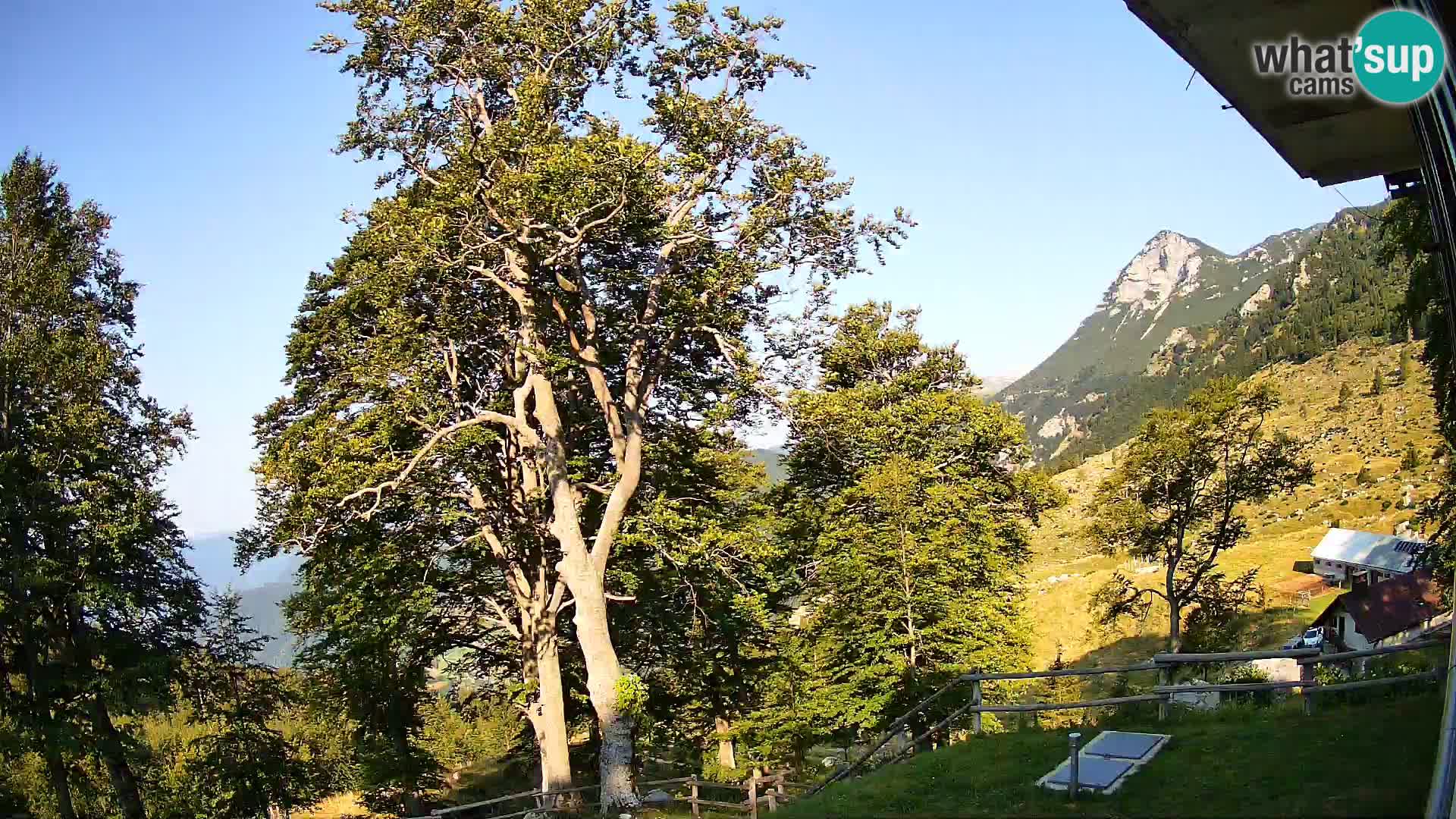 Planina Razor Mountain Hut live cam (1315) | view to Tolminski Migovec