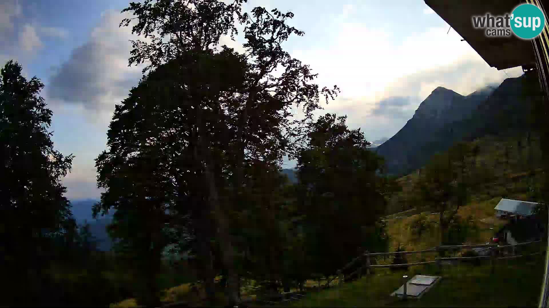 Cámara en vivo de la cabaña de montaña Planina Razor (1315) | vista hacia Tolminski Migovec