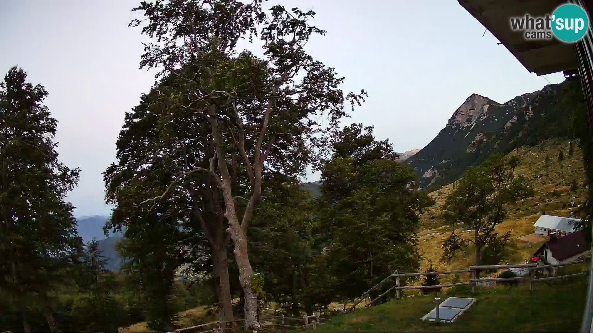 Koča na Planini Razor spletna kamera (1315) | Pogled na Tolminski Migovec