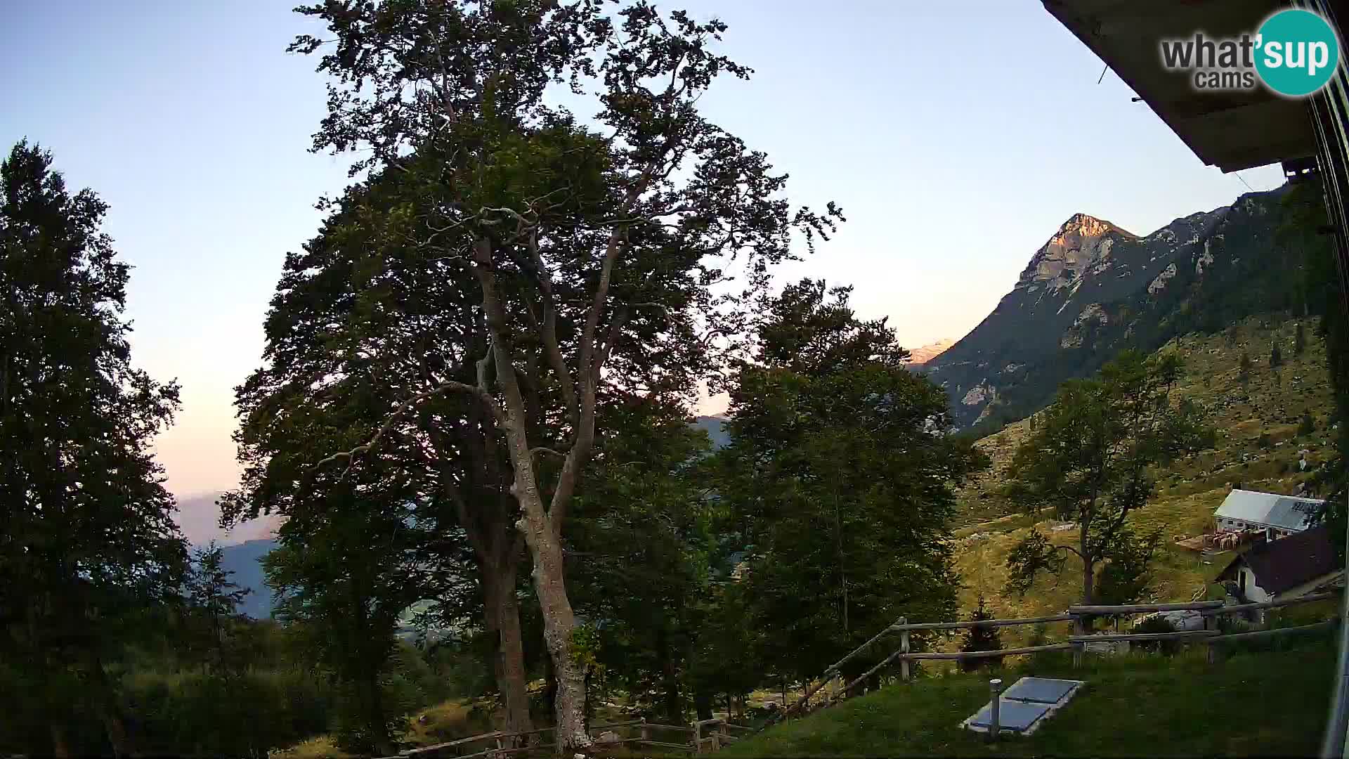Cámara en vivo de la cabaña de montaña Planina Razor (1315) | vista hacia Tolminski Migovec