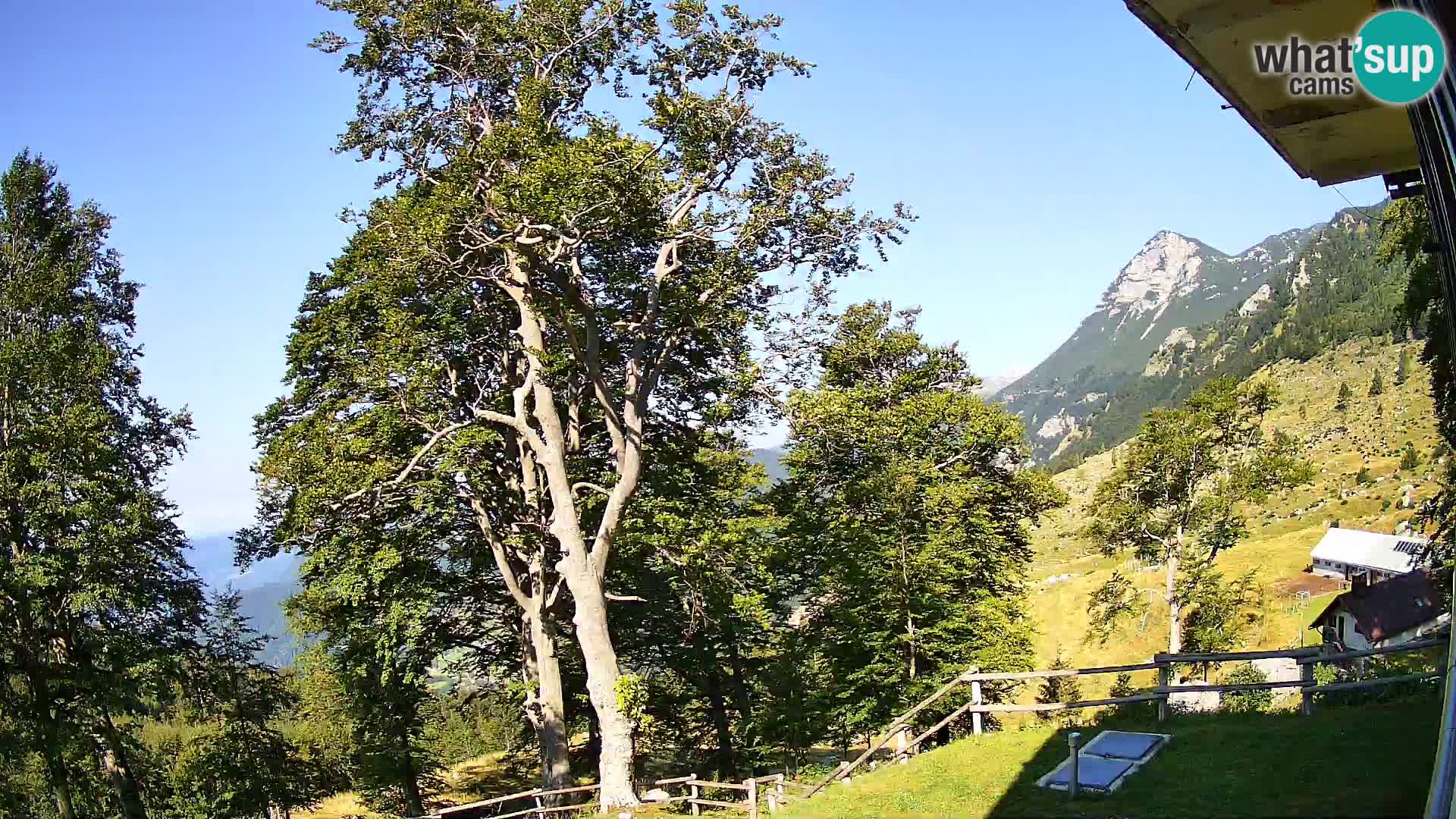 Koča na Planini Razor spletna kamera (1315) | Pogled na Tolminski Migovec