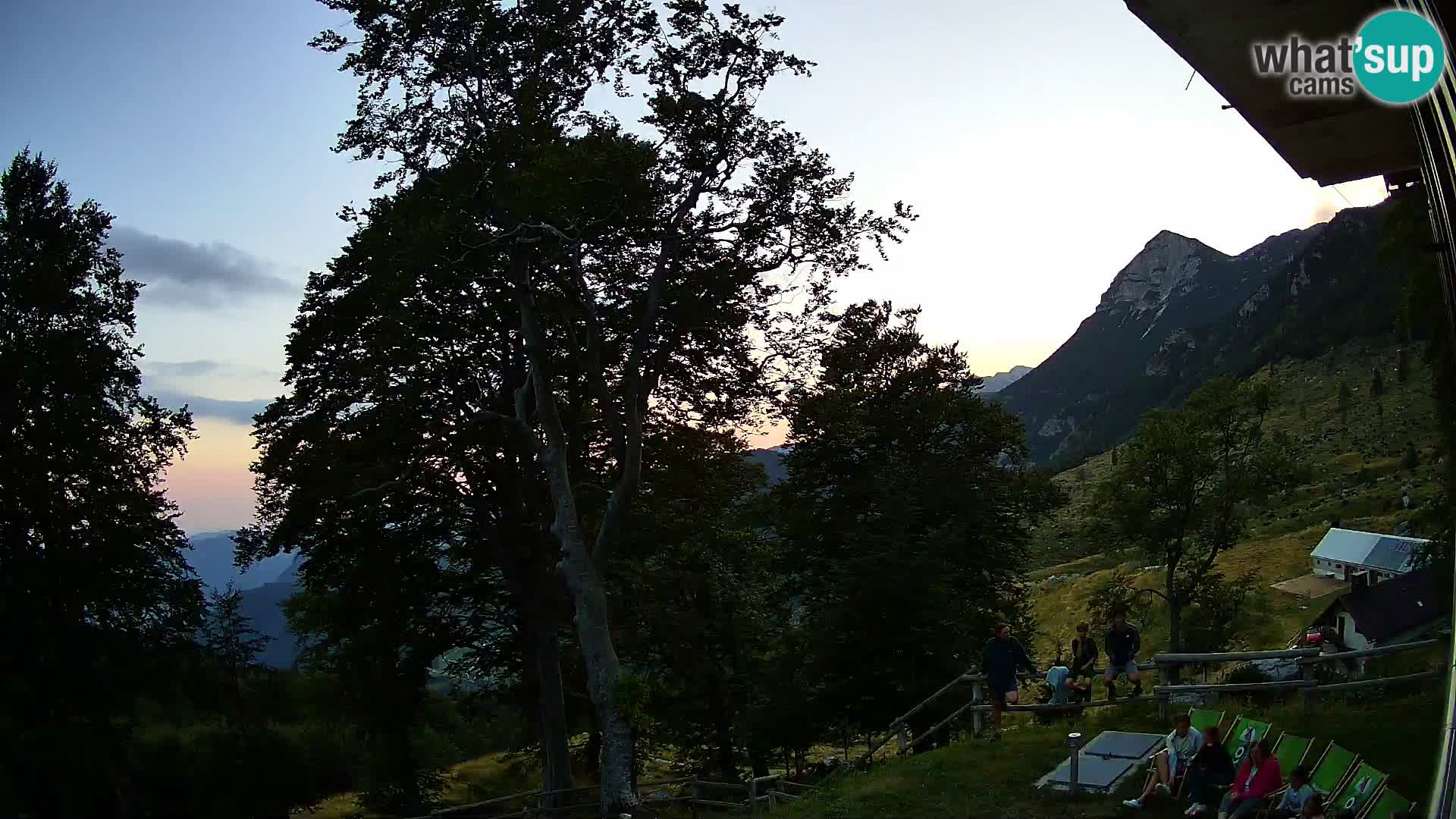 Koča na Planini Razor spletna kamera (1315) | Pogled na Tolminski Migovec