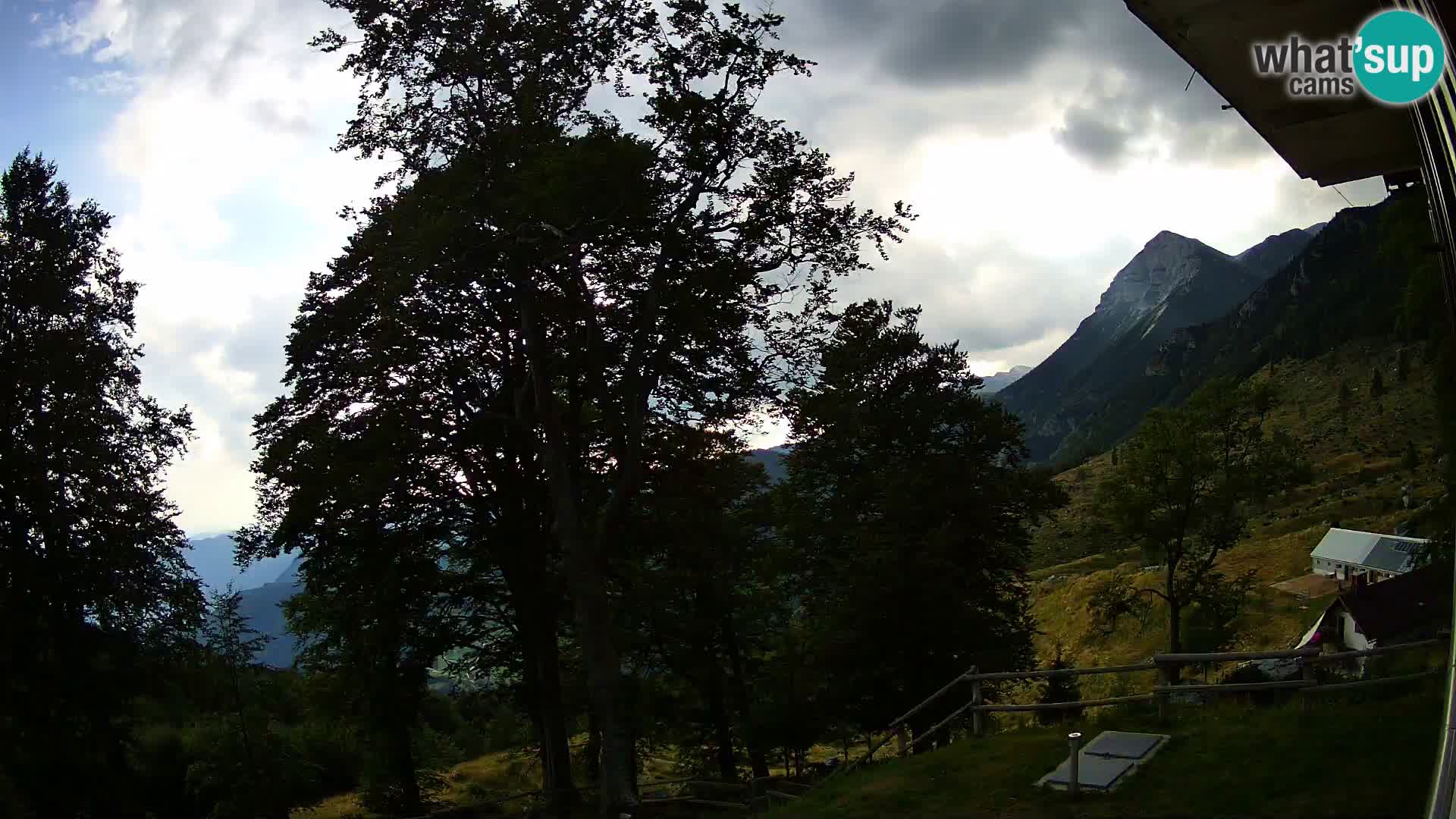 Planina Razor Bergütte Webcam (1315) | Blick auf Tolminski Migovec