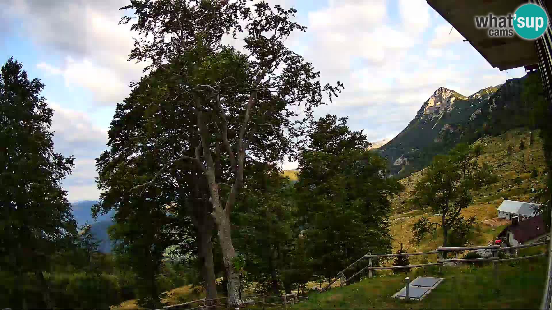 Koča na Planini Razor spletna kamera (1315) | Pogled na Tolminski Migovec