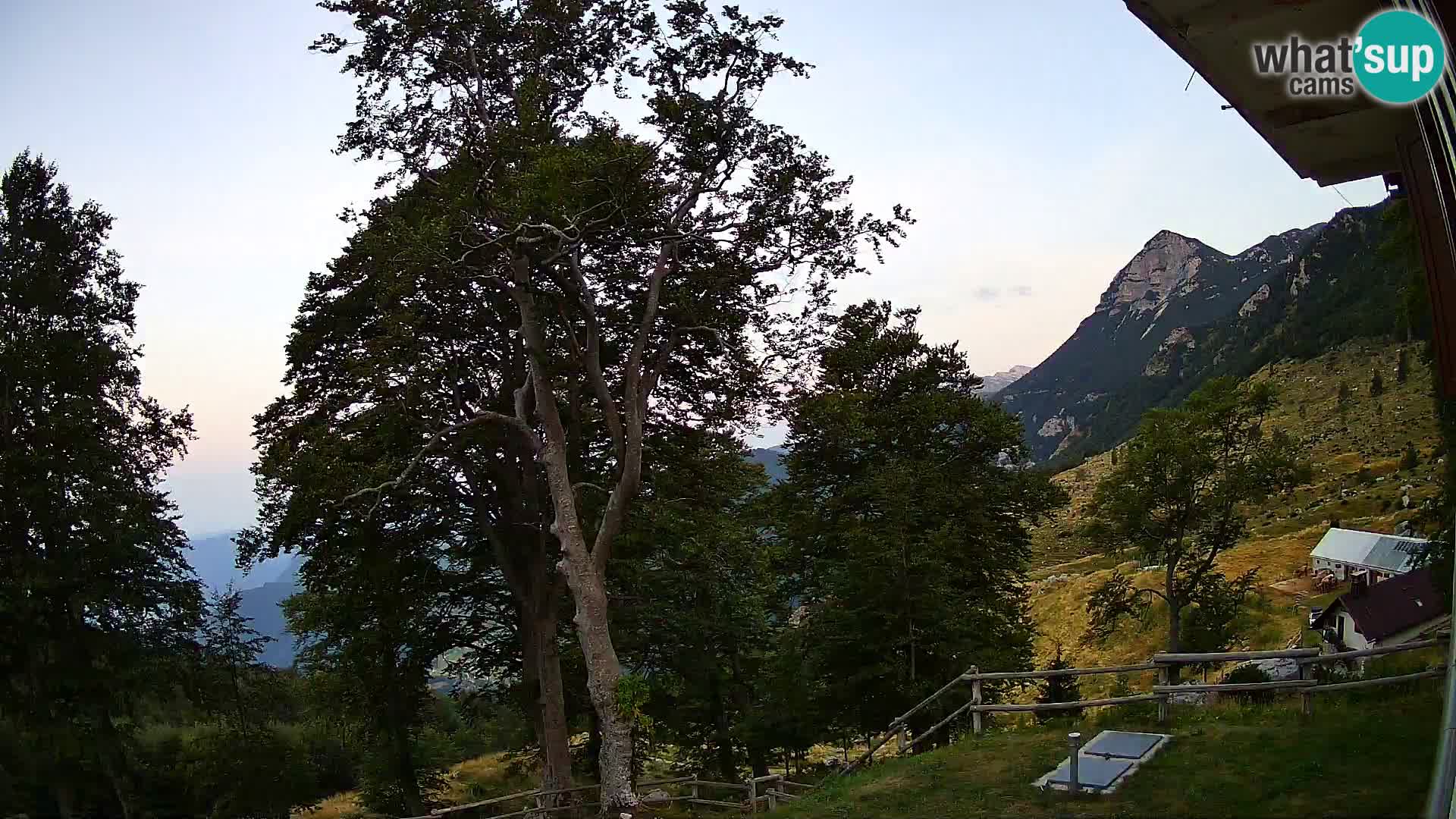 Baita di montagna Planina Razor webcam (1315) | vista su Tolminski Migovec