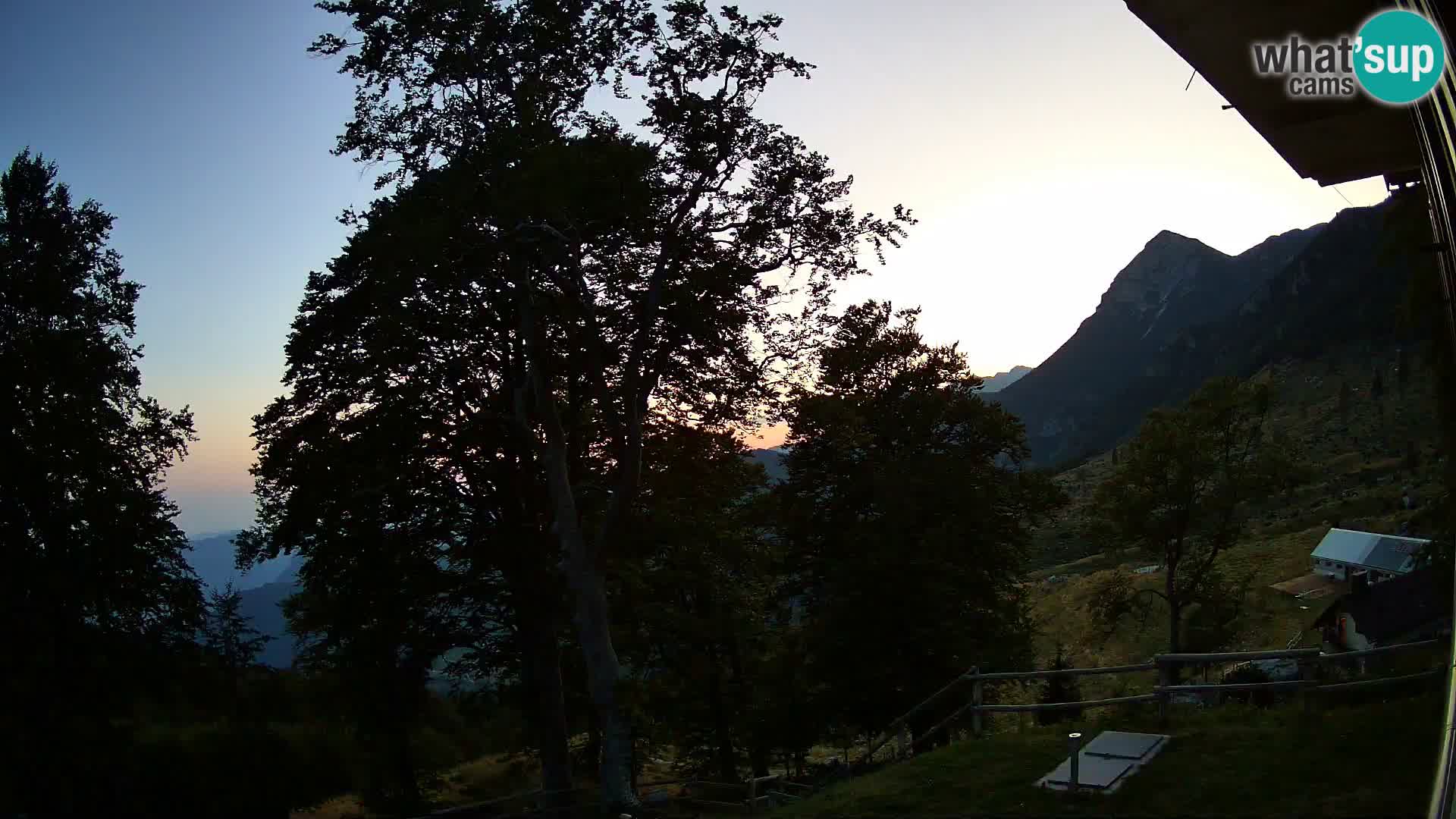 Planina Razor Bergütte Webcam (1315) | Blick auf Tolminski Migovec