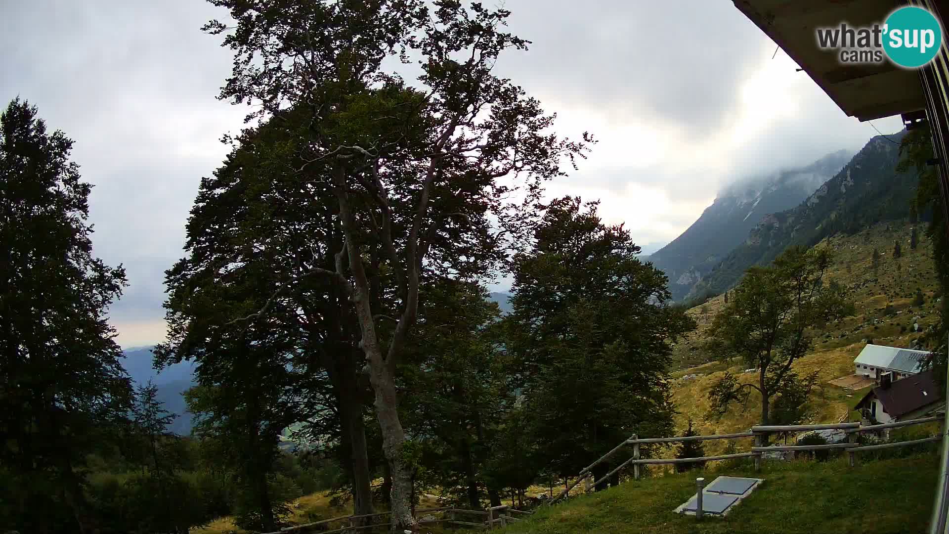 Koča na Planini Razor spletna kamera (1315) | Pogled na Tolminski Migovec