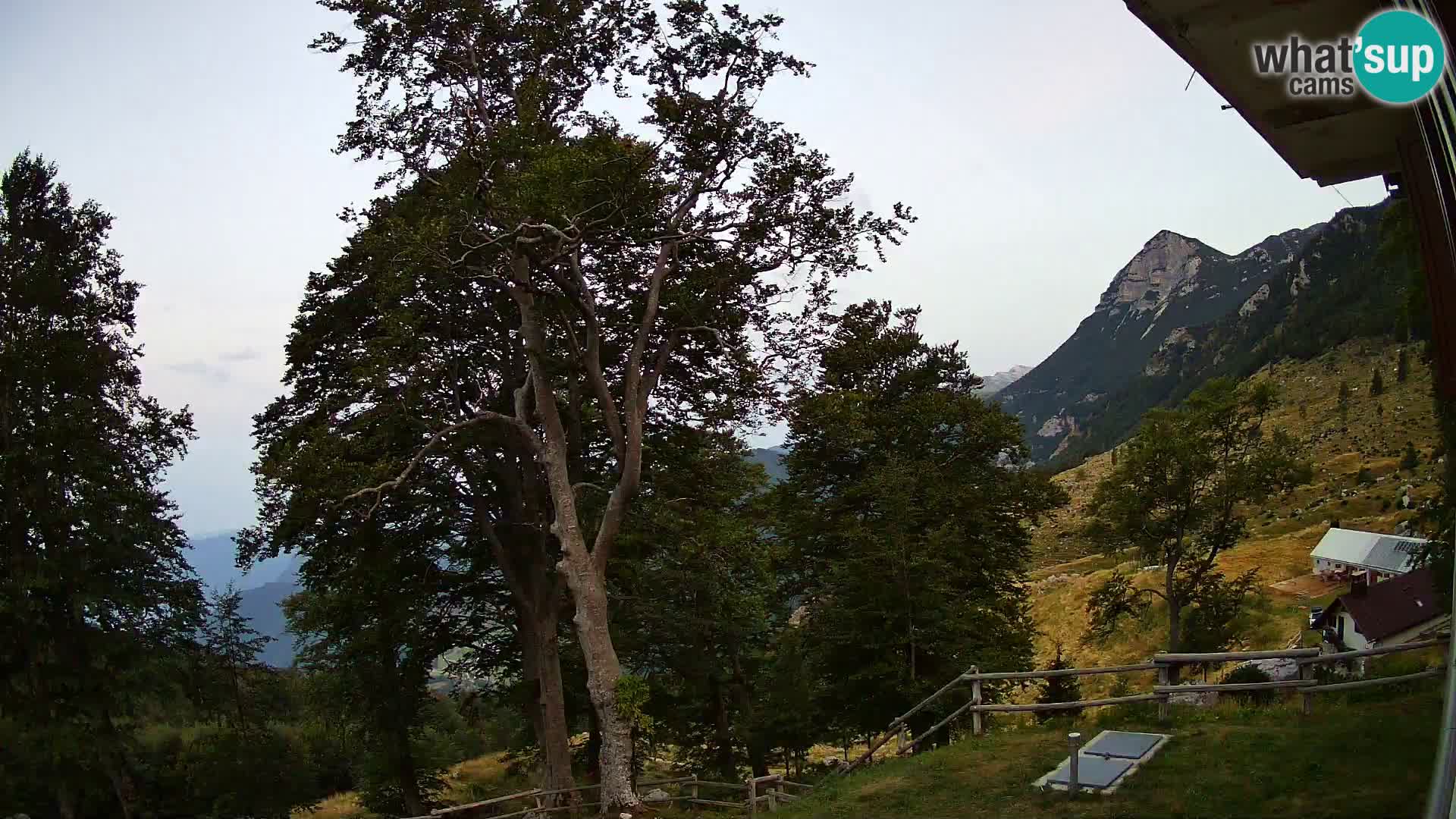 Cámara en vivo de la cabaña de montaña Planina Razor (1315) | vista hacia Tolminski Migovec