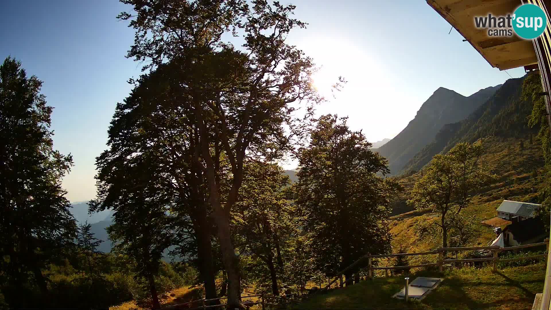 Baita di montagna Planina Razor webcam (1315) | vista su Tolminski Migovec