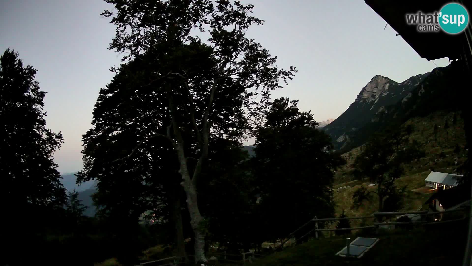 Koča na Planini Razor spletna kamera (1315) | Pogled na Tolminski Migovec