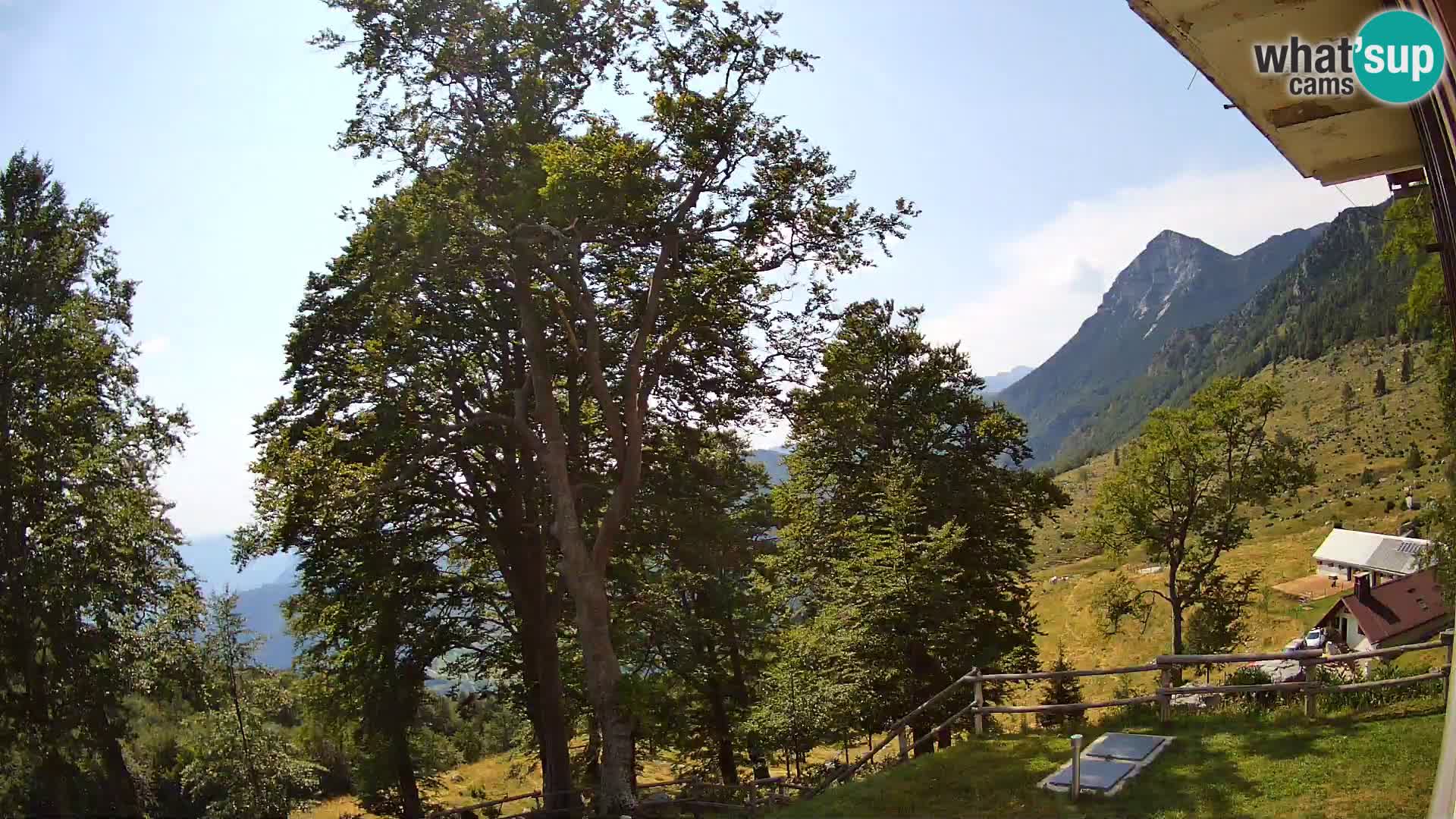 Koča na Planini Razor spletna kamera (1315) | Pogled na Tolminski Migovec