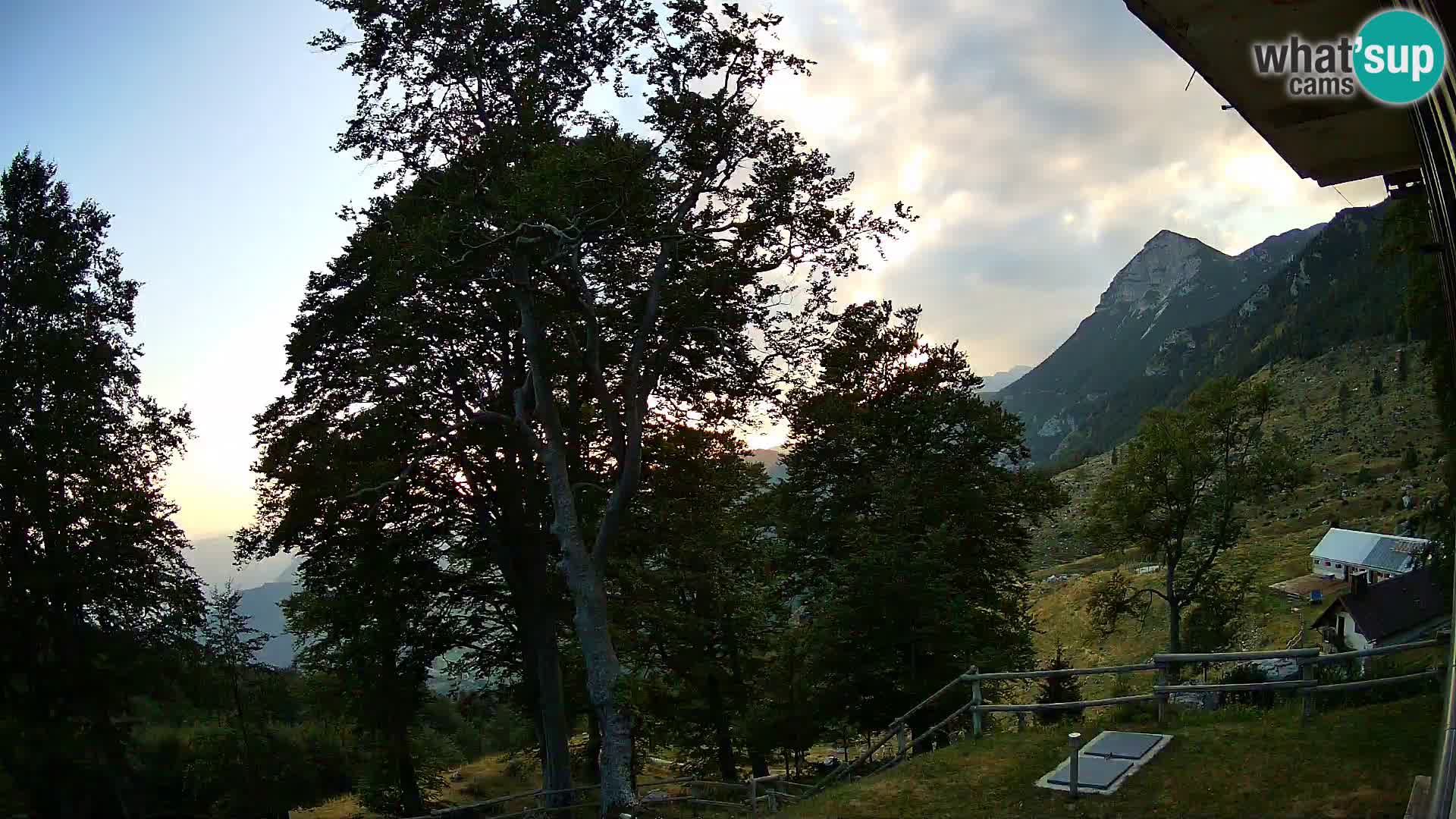 Cámara en vivo de la cabaña de montaña Planina Razor (1315) | vista hacia Tolminski Migovec