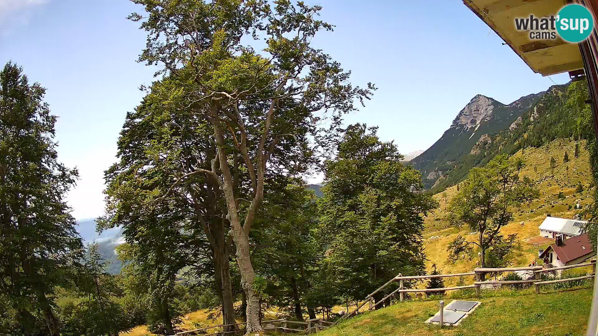 Koča na Planini Razor spletna kamera (1315) | Pogled na Tolminski Migovec