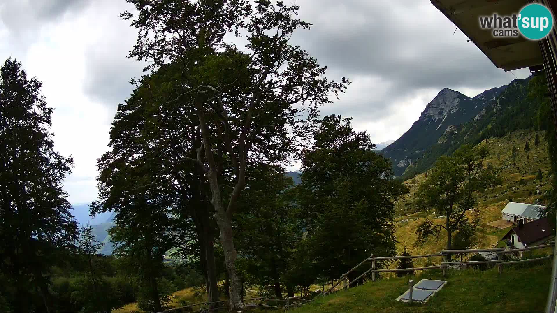 Refuge de la montagne Planina Razor caméra en direct (1315) | vue sur Tolminski Migovec