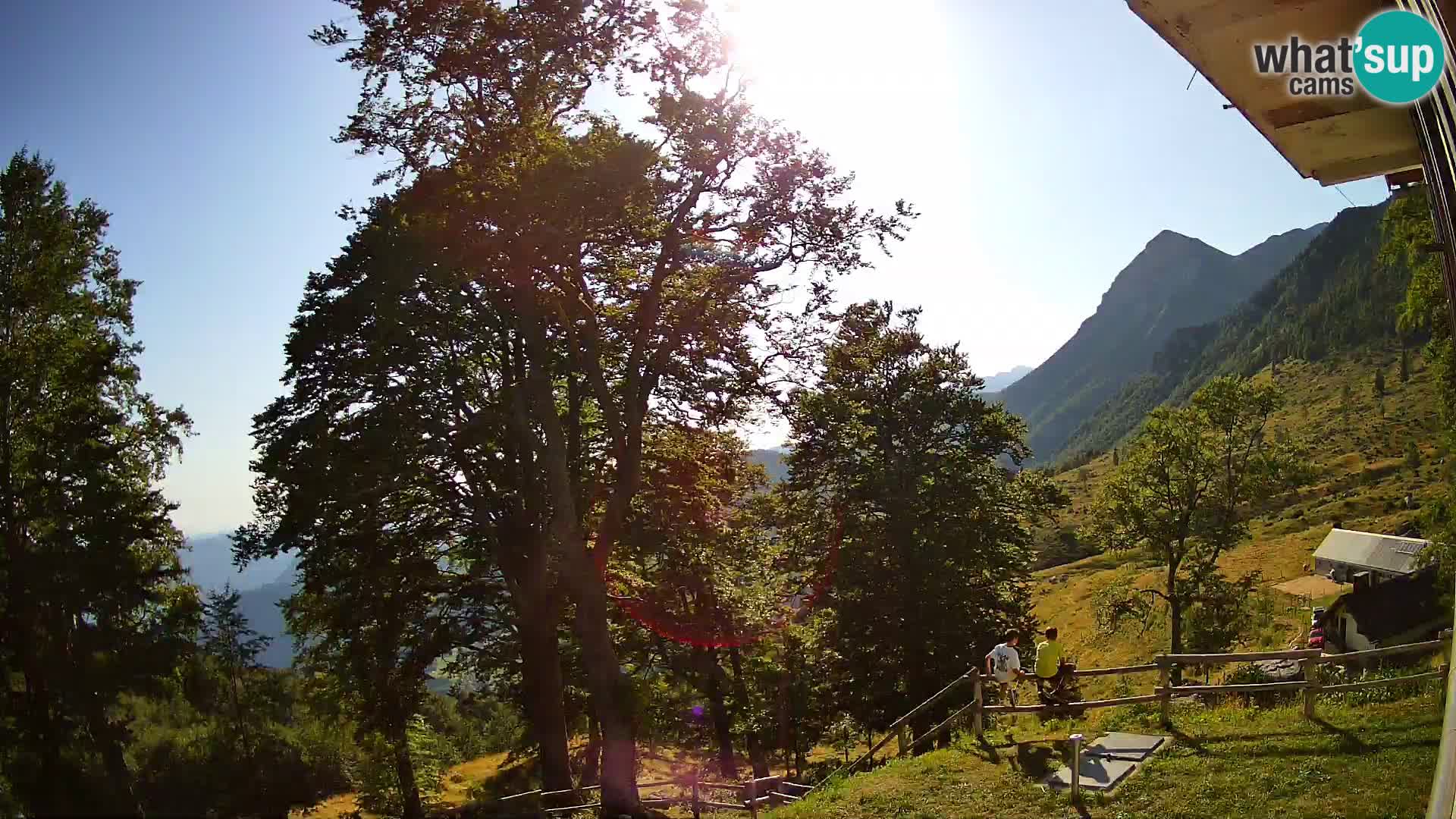Cámara en vivo de la cabaña de montaña Planina Razor (1315) | vista hacia Tolminski Migovec