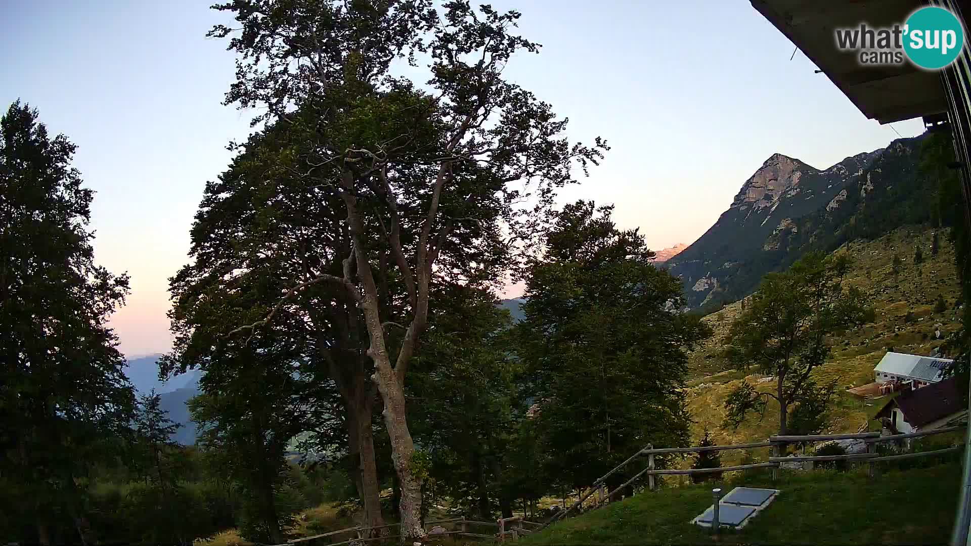 Cámara en vivo de la cabaña de montaña Planina Razor (1315) | vista hacia Tolminski Migovec