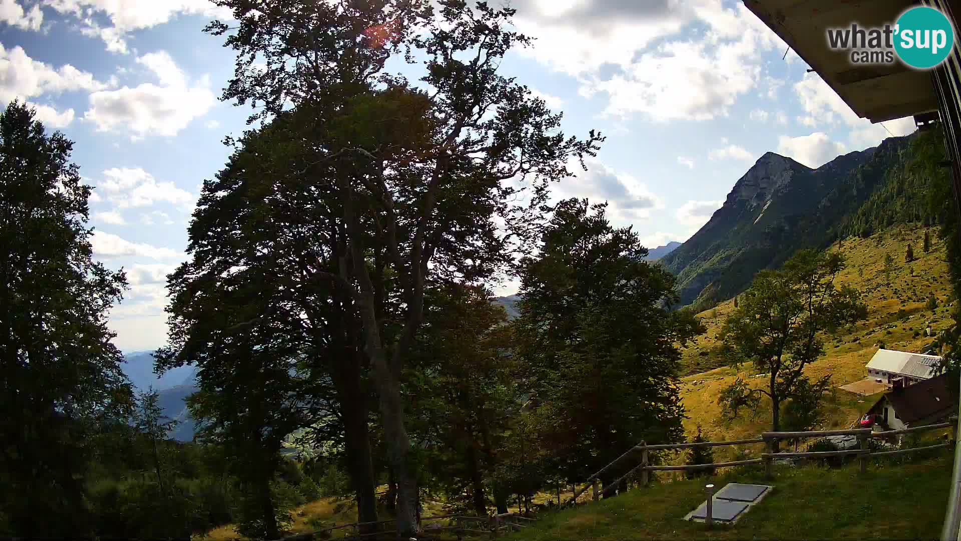 Baita di montagna Planina Razor webcam (1315) | vista su Tolminski Migovec