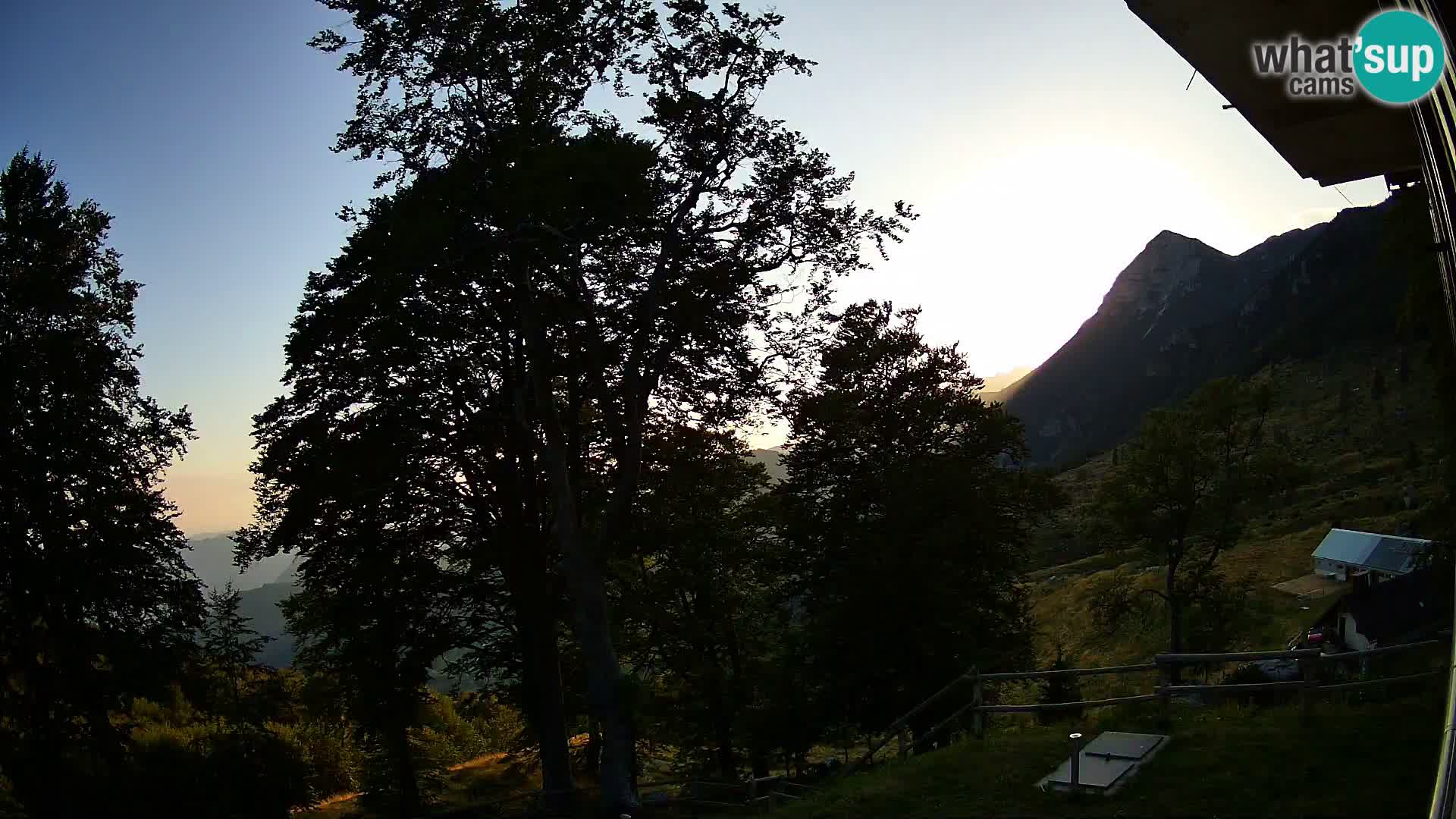 Planina Razor Bergütte Webcam (1315) | Blick auf Tolminski Migovec