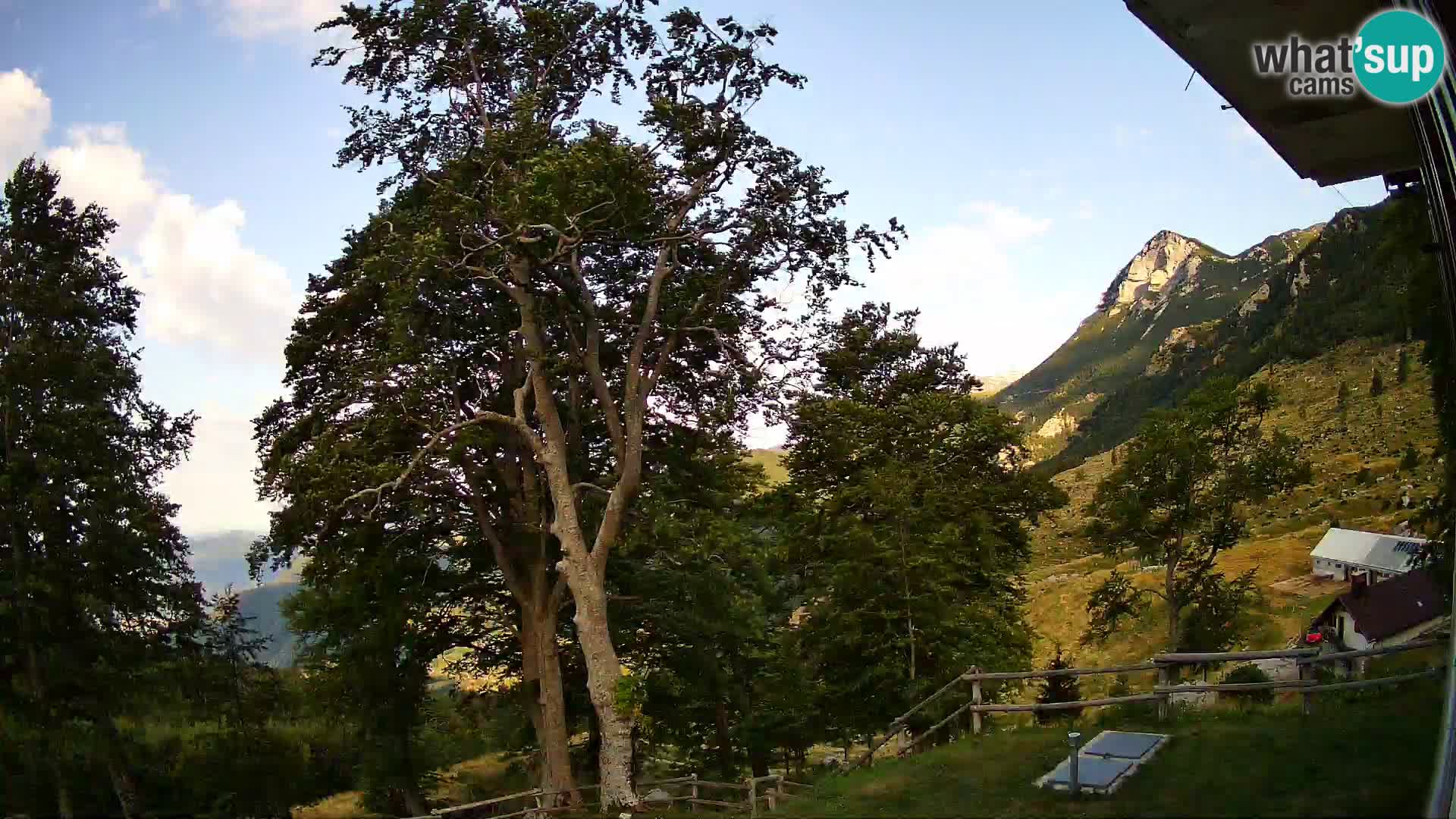 Cámara en vivo de la cabaña de montaña Planina Razor (1315) | vista hacia Tolminski Migovec