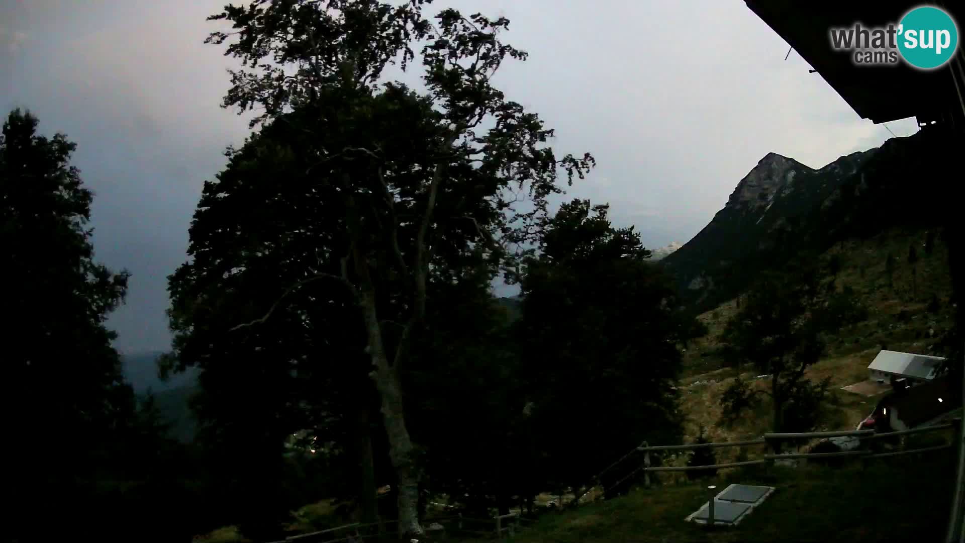 Cámara en vivo de la cabaña de montaña Planina Razor (1315) | vista hacia Tolminski Migovec