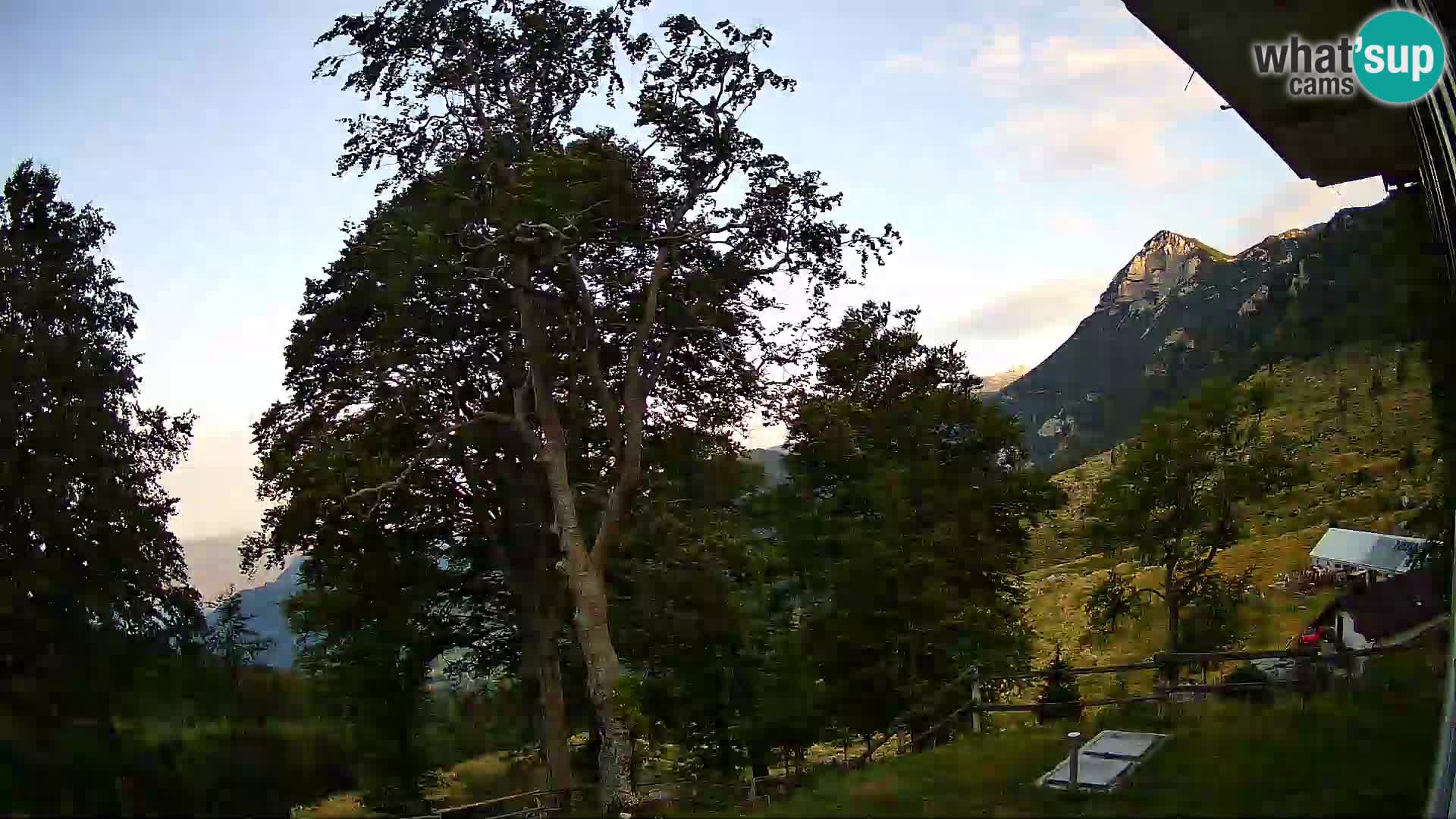 Cámara en vivo de la cabaña de montaña Planina Razor (1315) | vista hacia Tolminski Migovec