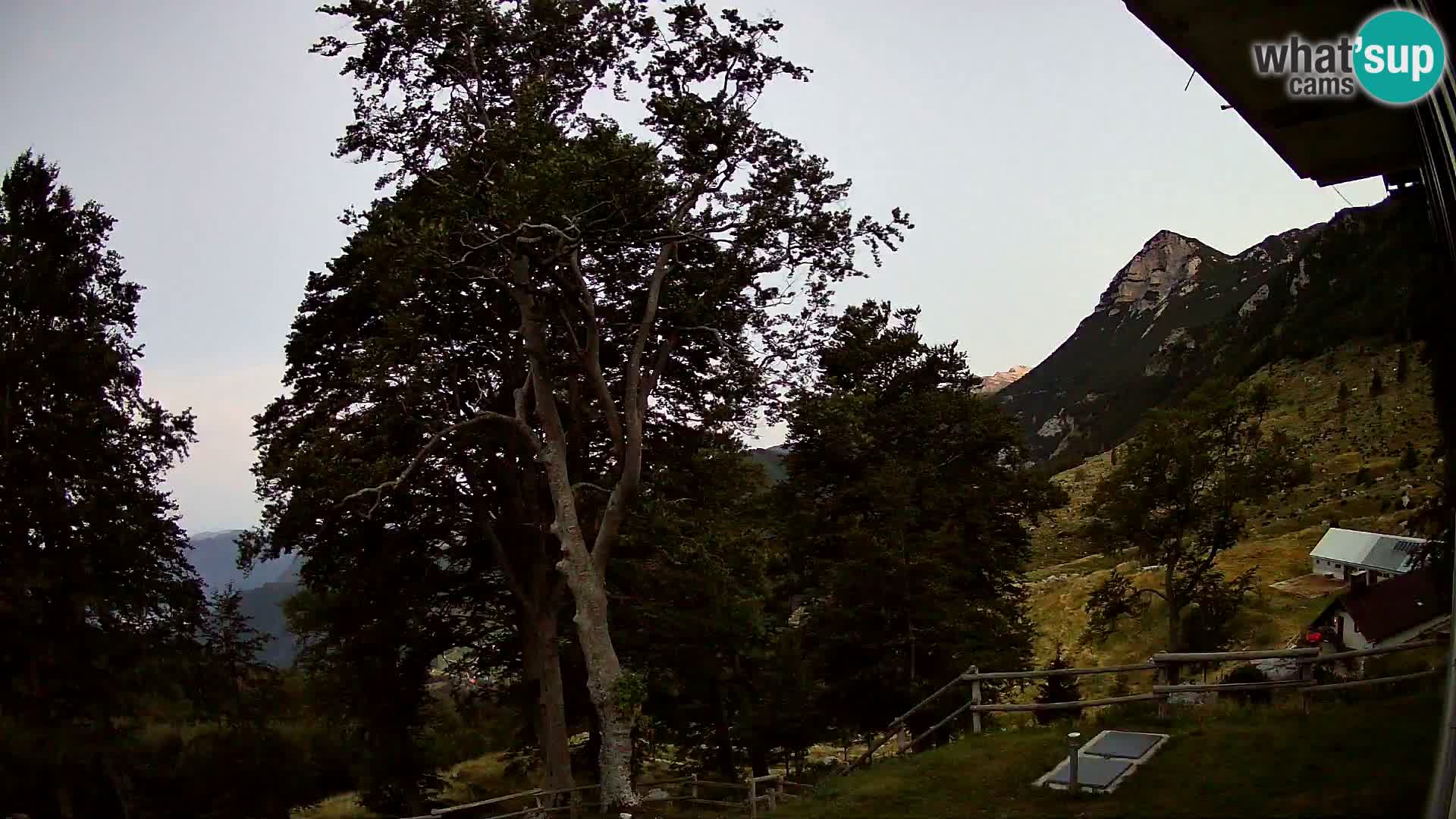 Cámara en vivo de la cabaña de montaña Planina Razor (1315) | vista hacia Tolminski Migovec