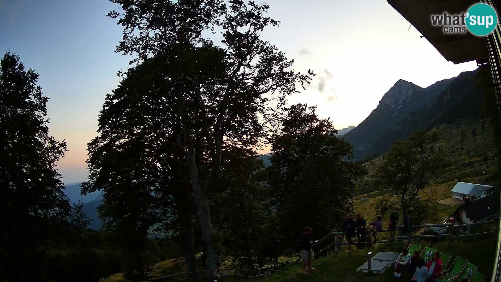 Cámara en vivo de la cabaña de montaña Planina Razor (1315) | vista hacia Tolminski Migovec
