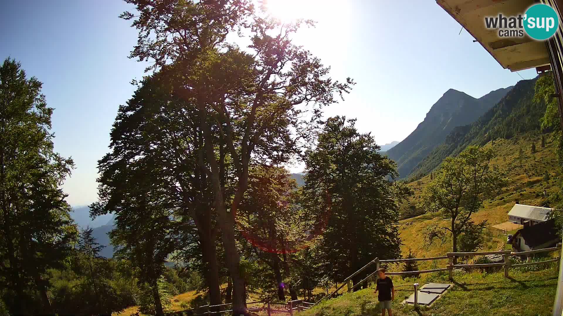 Cámara en vivo de la cabaña de montaña Planina Razor (1315) | vista hacia Tolminski Migovec