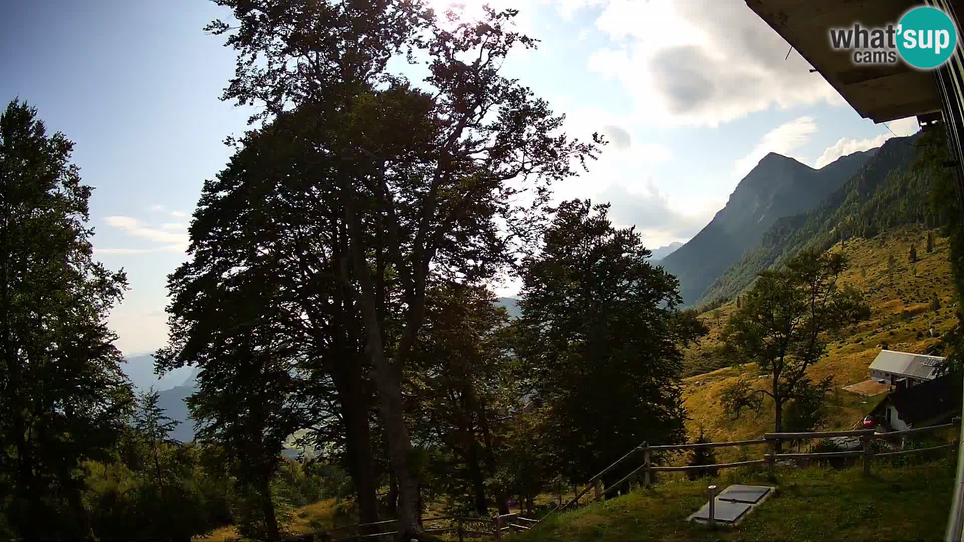 Cámara en vivo de la cabaña de montaña Planina Razor (1315) | vista hacia Tolminski Migovec