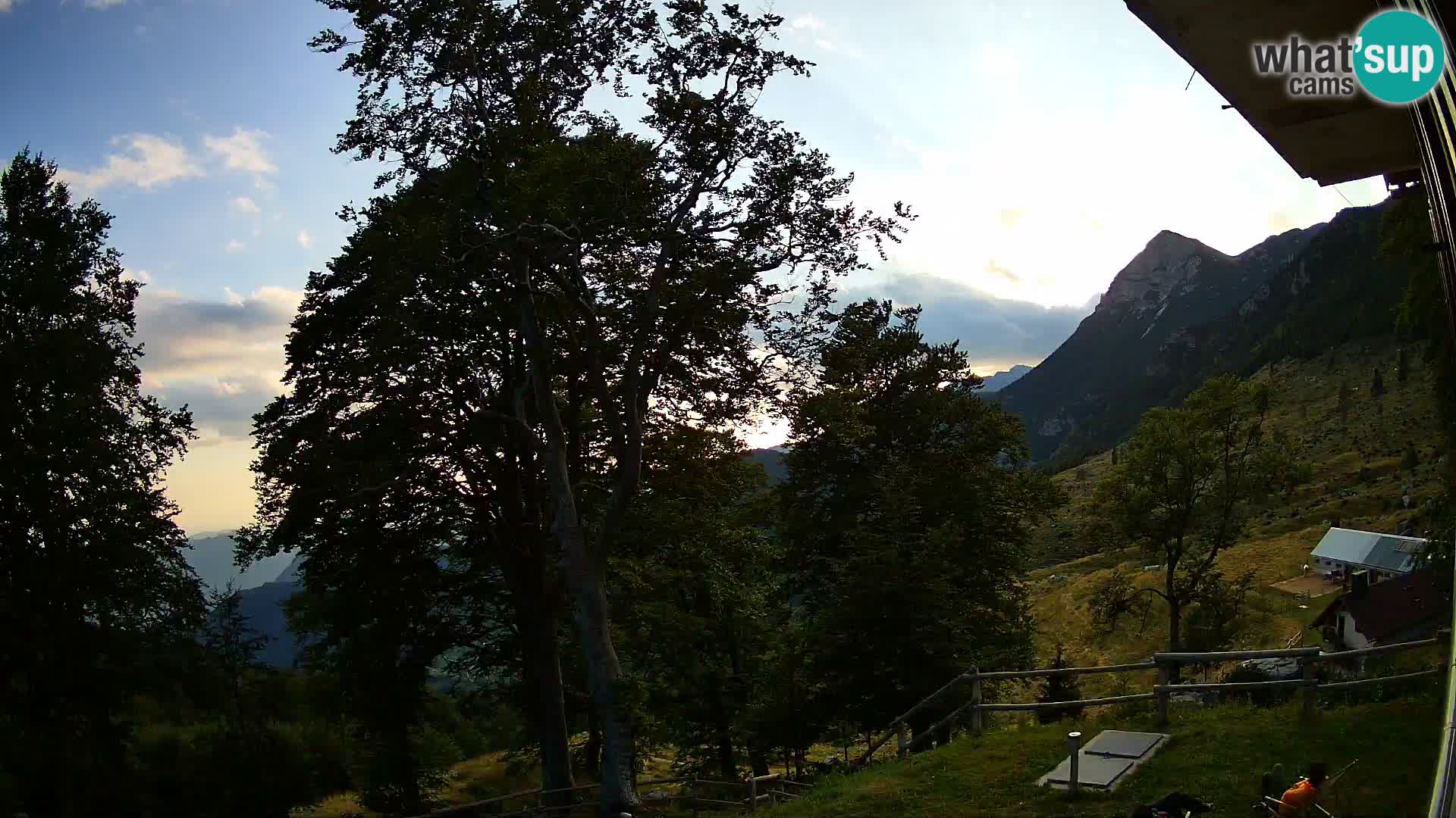Cámara en vivo de la cabaña de montaña Planina Razor (1315) | vista hacia Tolminski Migovec