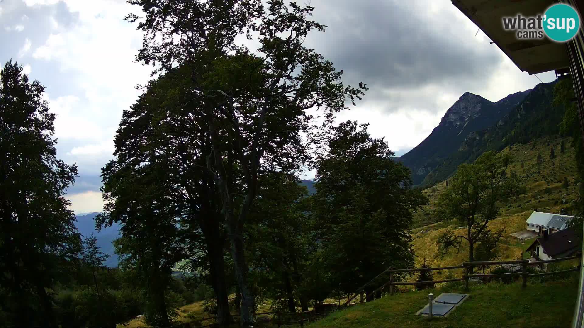 Baita di montagna Planina Razor webcam (1315) | vista su Tolminski Migovec