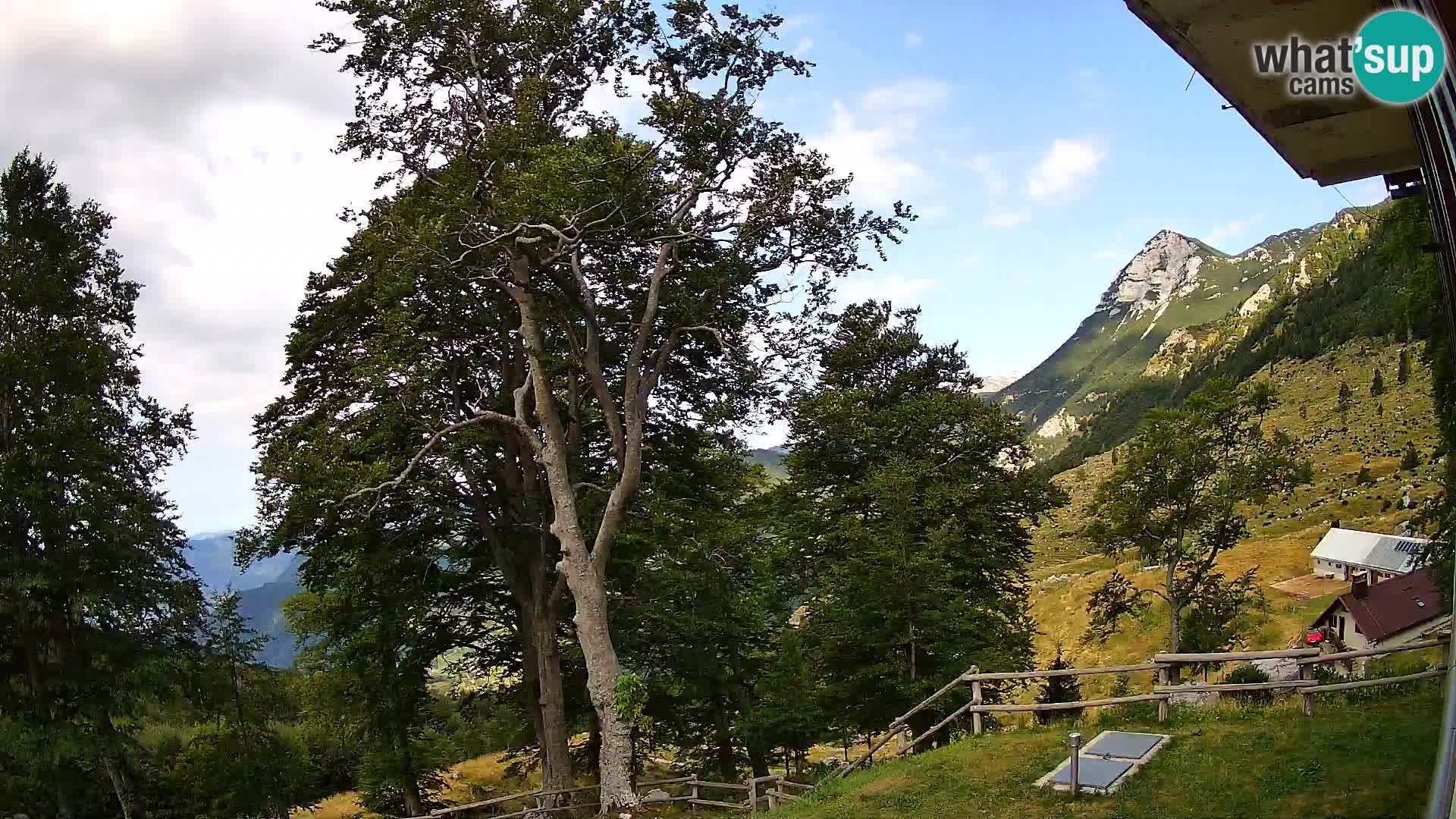 Baita di montagna Planina Razor webcam (1315) | vista su Tolminski Migovec
